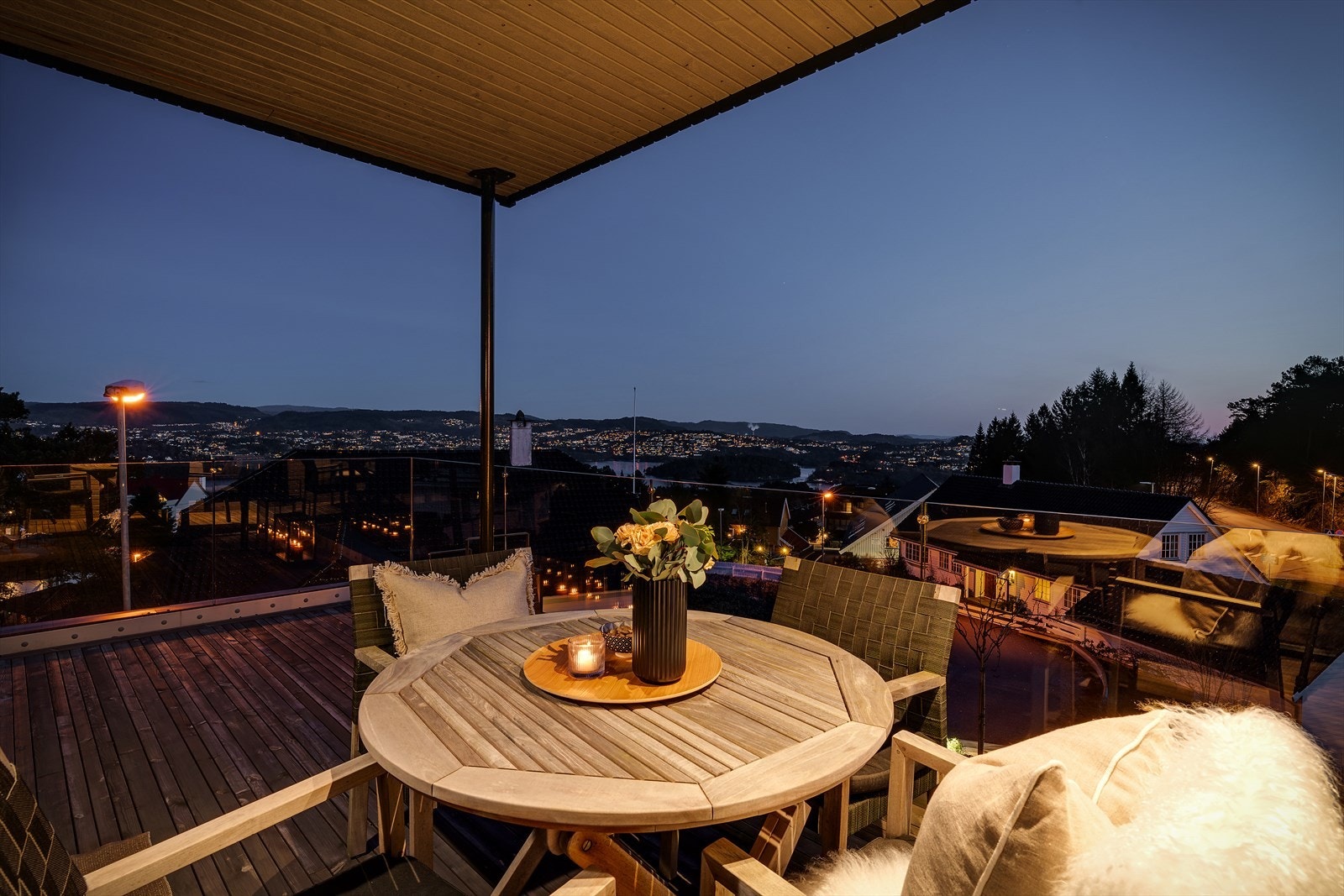 Den takinnfelte varmeovnen gjør at en kan nyte den fantastiske utsikten mot Nordåsvannet gjennom hele året Galleribilde