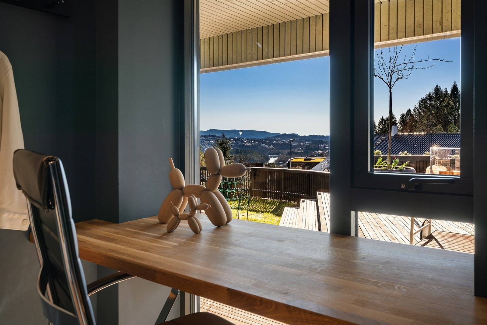 Ett av soverommet har tilkomst direkte fra TV-stuen Galleribilde