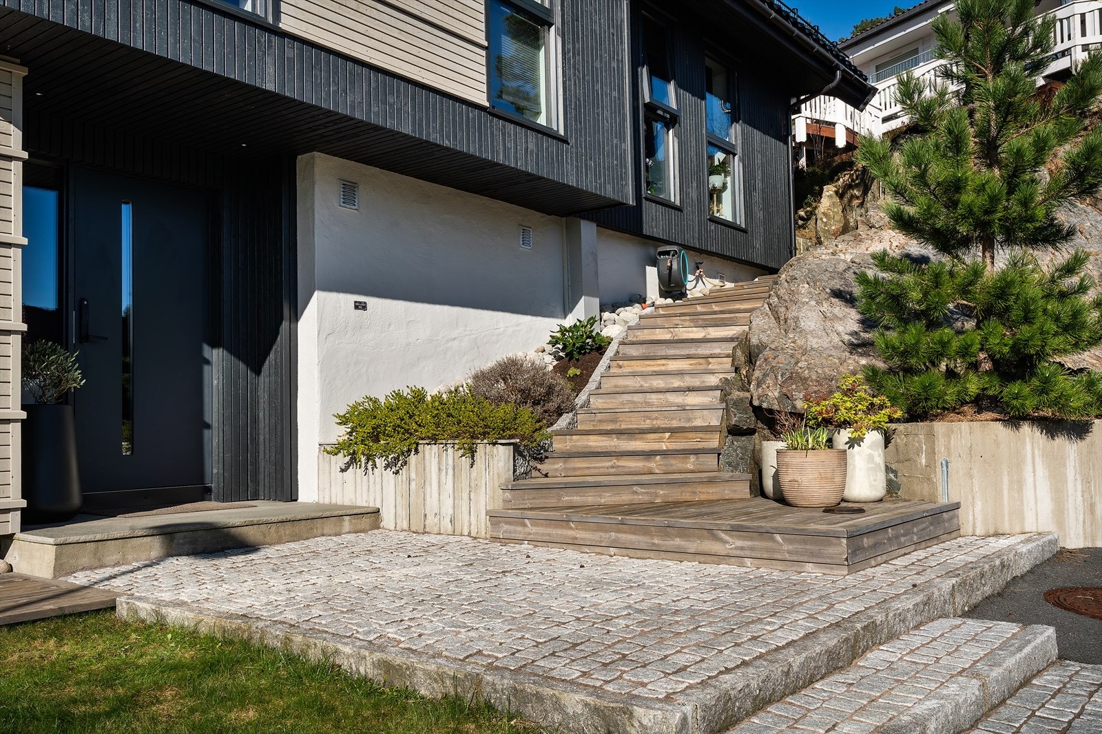 Ved ankomst til eiendommen blir du møtt av et stilfullt og pent opparbeidet inngangsparti, hvor man går inn i boligens hoveddel Galleribilde