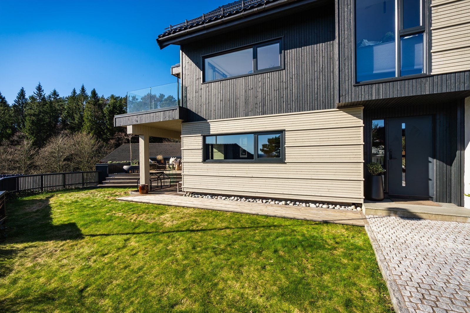 Romslig tomt som er pent opparbeidet Galleribilde