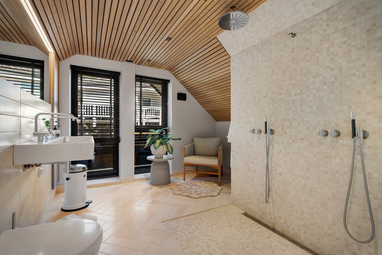 Blandebatteri og dusjgarnityr fra VOLA, det er også klargjort for at en enkelt kan installere badekar Galleribilde