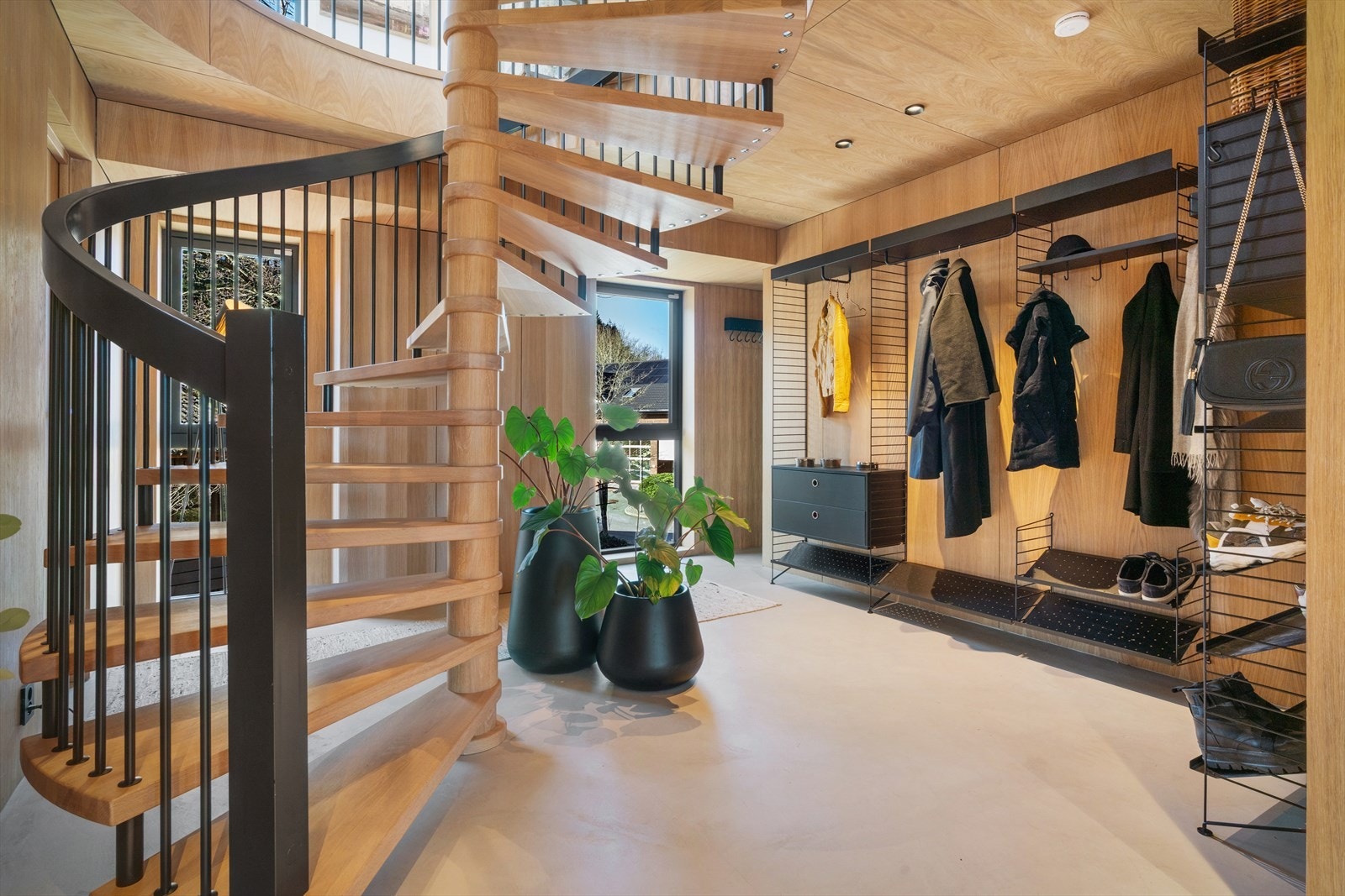 Vegger og himling er kledd med stilige finerplater belagt med eik, og de innfelte spotlightsene skaper en varm og innbydende atmosfære Galleribilde