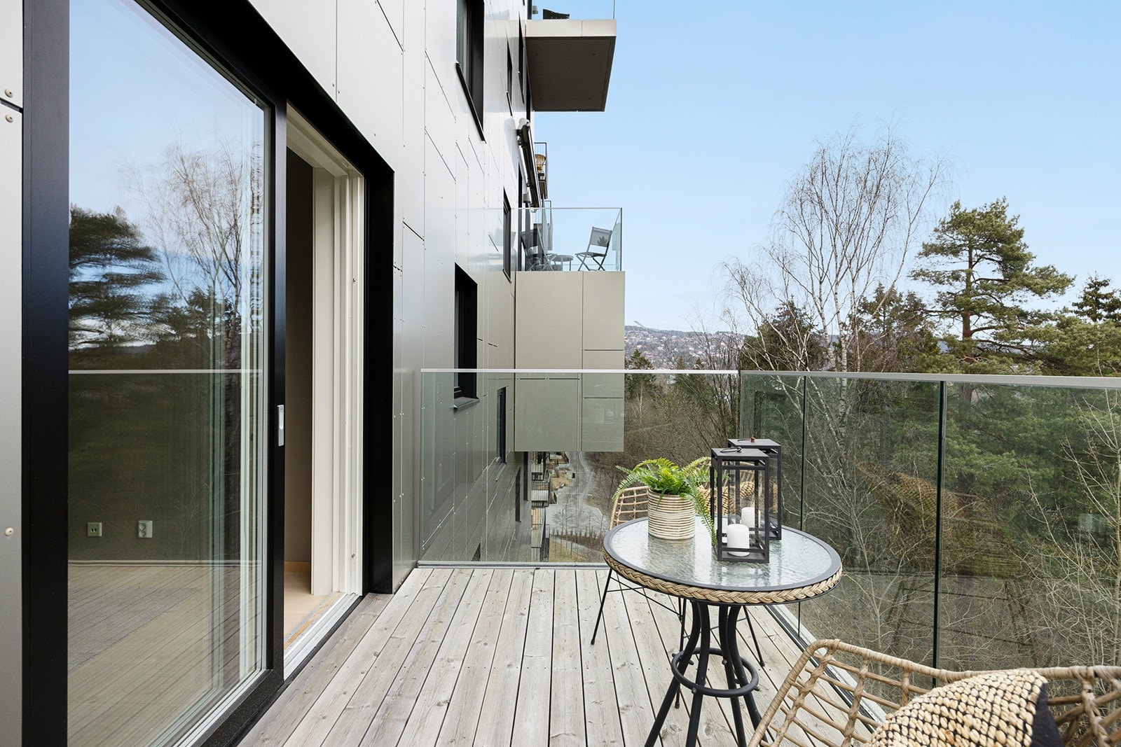 Balkongen har god plass til utemøbler. Galleribilde