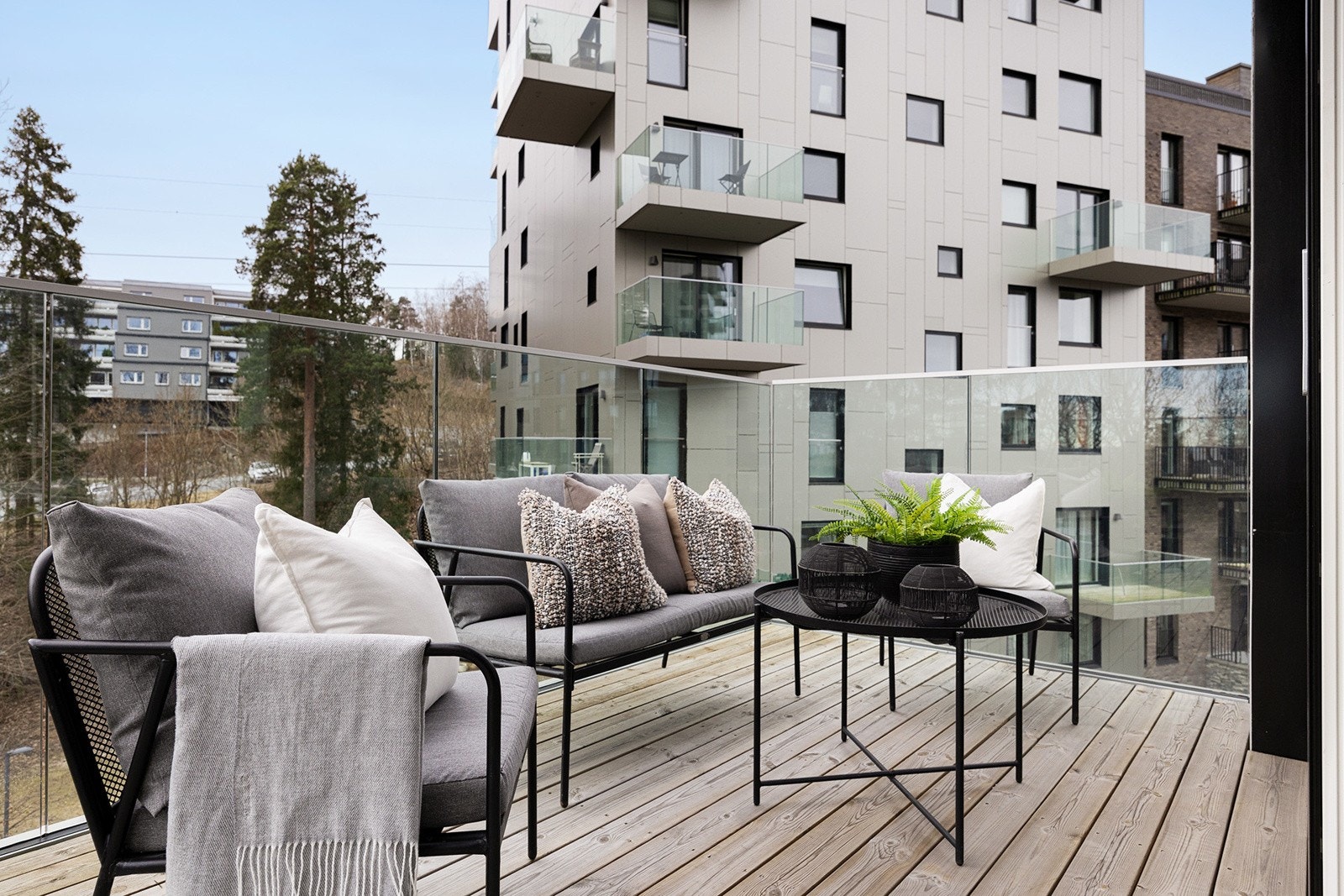 Sydvendte balkong på 10 kvm har gode solforhold og pen utsikt mot mærradalen. Galleribilde