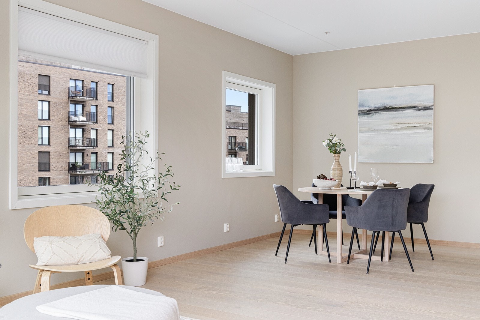 Plass til hyggelig spiseplass ved kjøkkenet. Her er det også mulig å sette opp et ekstra soverom ved behov, se alternativ plantegning. Galleribilde