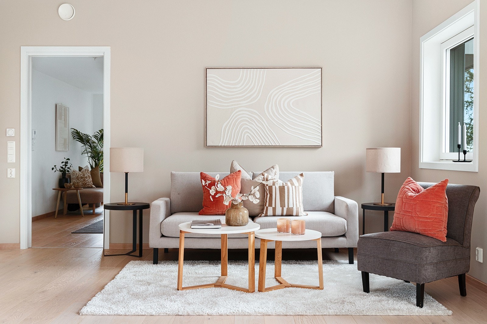 God plass til sofagruppe, spisebord og mediebenk. Galleribilde