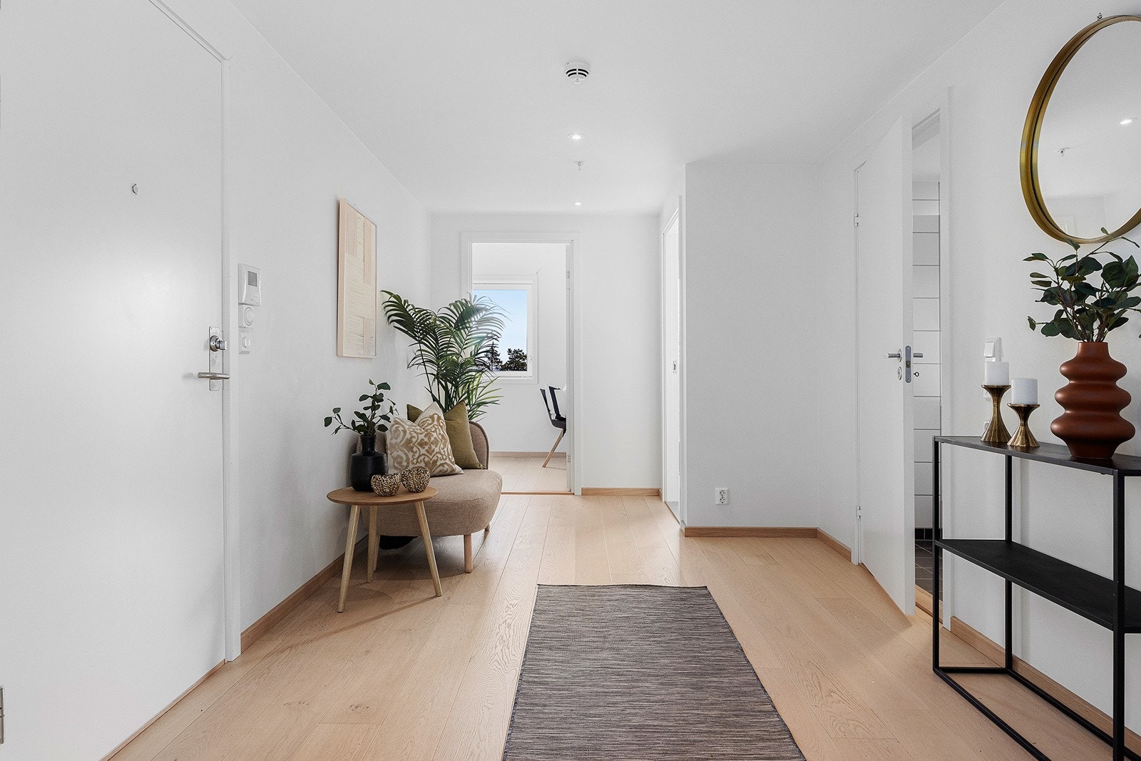 Romslig entré med god plass til å henge fra seg yttertøy og sette fra seg sko. Galleribilde