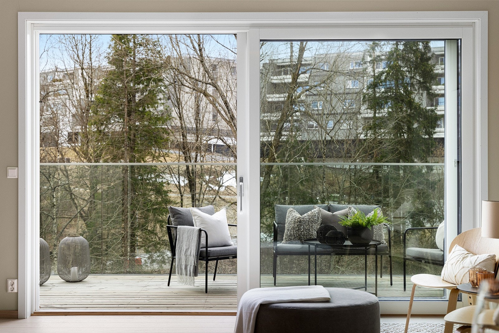 Store skyvedører i glass som gir godt med naturlig lys inn. Galleribilde