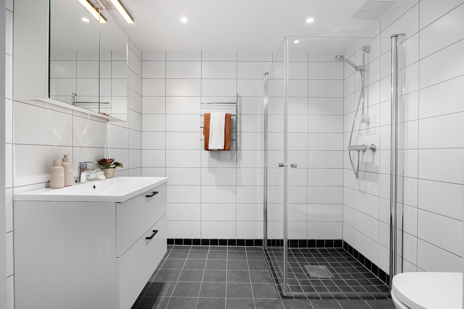 Pent helfliset bad med downlights i himling og varme i gulv. Galleribilde