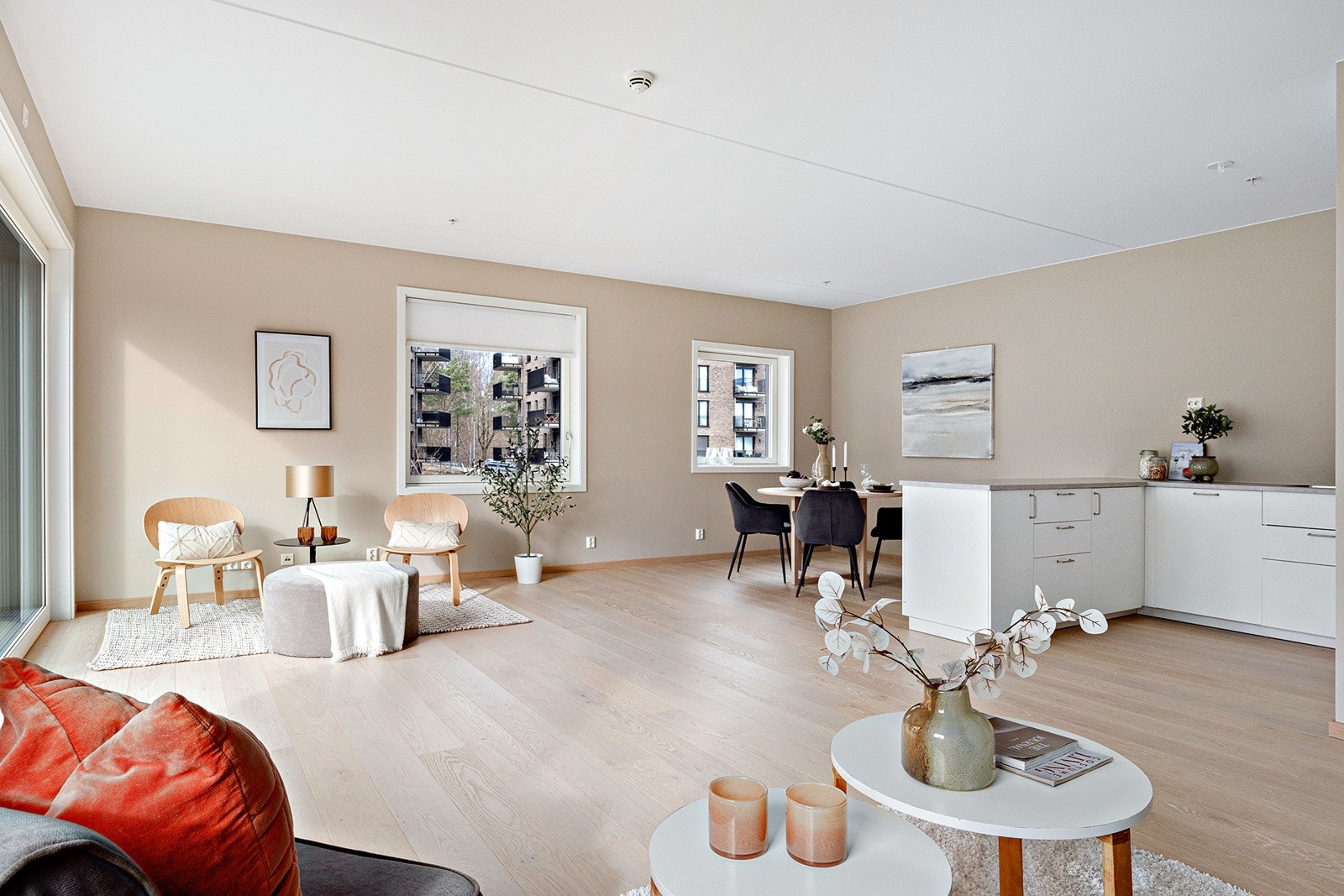 Leiligheten har en romslig åpen stue/kjøkkenløsning. Galleribilde