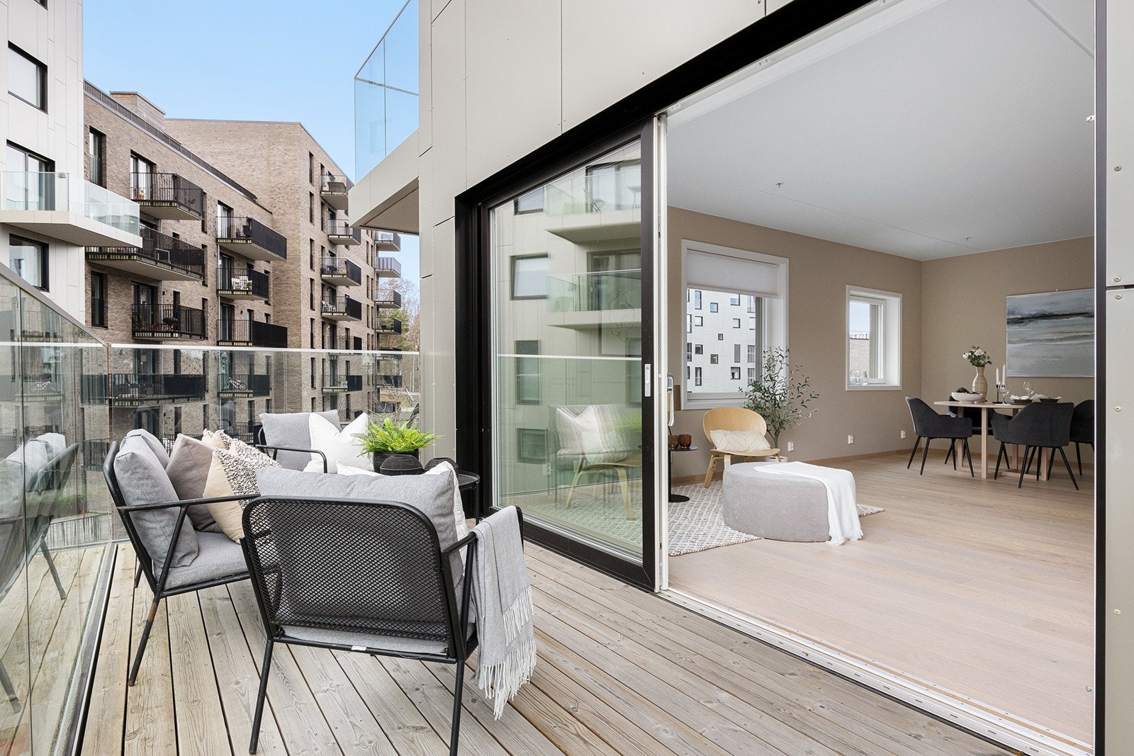 God plass til utemøbler og grill på balkongen. Galleribilde