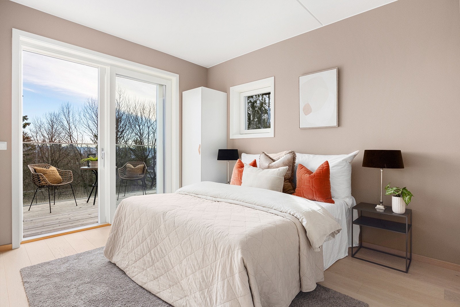 Delikat hovedsoverom med god plass til dobbeltseng, nattbord og garderobe. Galleribilde