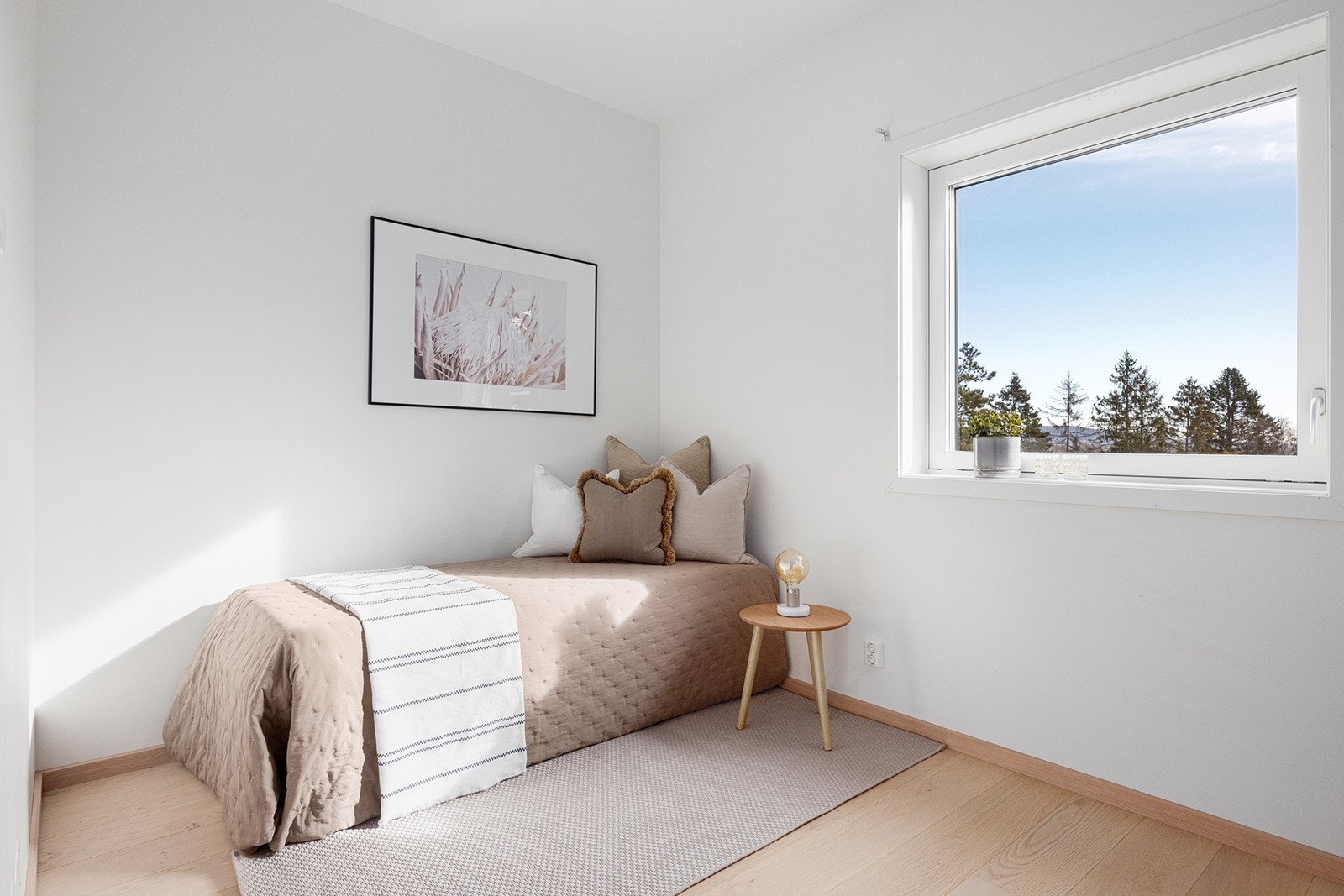 Leilighetens andre soverom er også av god størrelse med plass til dobbeltseng, nattbord og garderobe. Galleribilde