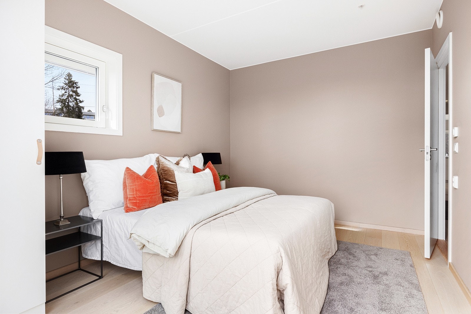 Leiligheten er malt opp i delikate farger i desember 2024. Galleribilde