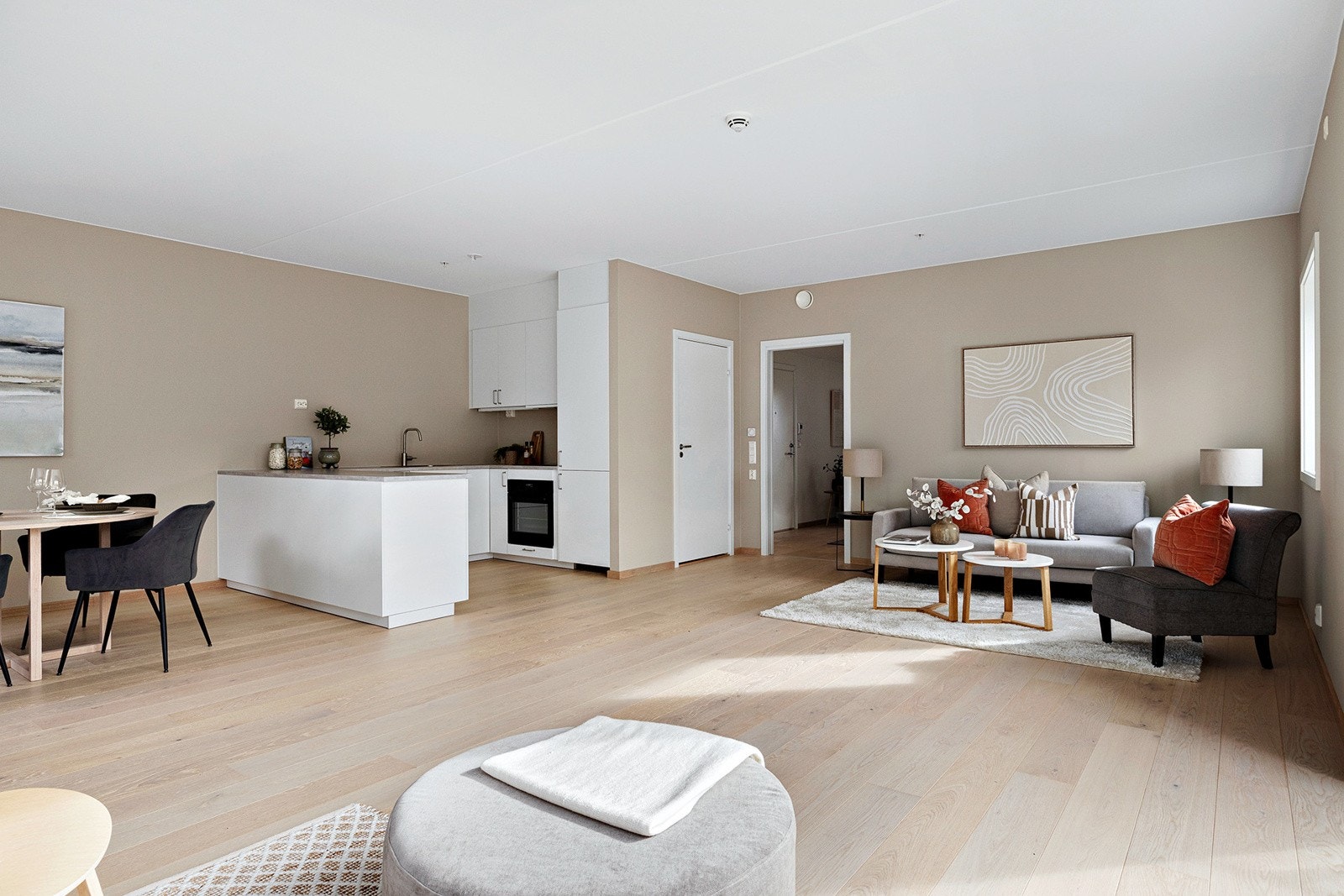 Kjøkkenet ligger fint plassert i enden av rommet. Galleribilde