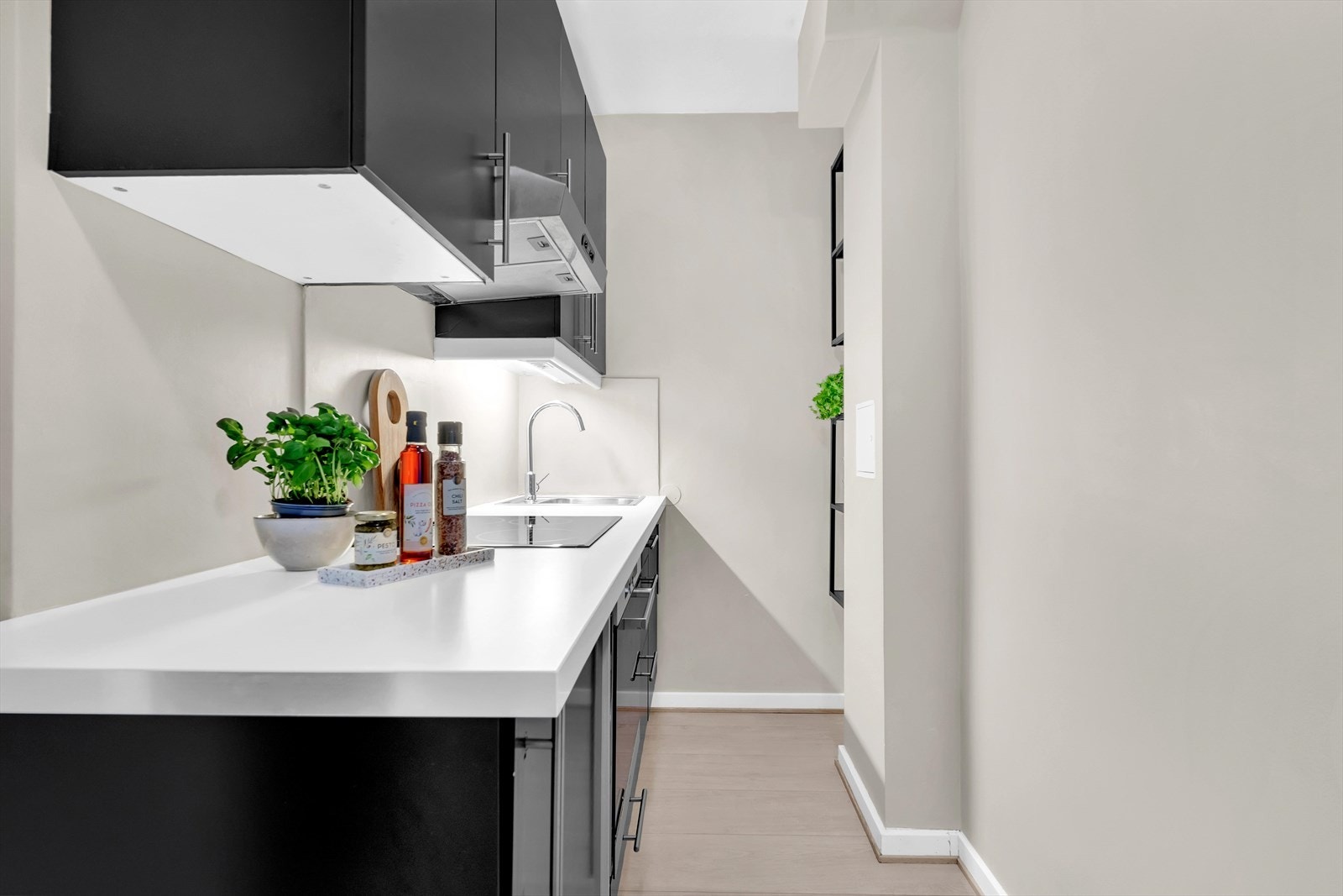 Integrert stekeovn, keramisk platetopp, kjøleskap og avtrekksvifte i børstet stål. Galleribilde