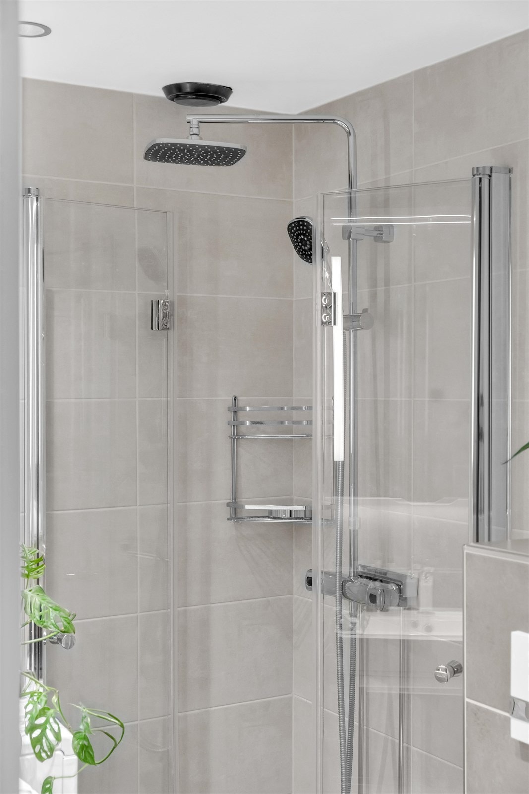 Delikat flislagt baderom, oppusset i 2019. Galleribilde