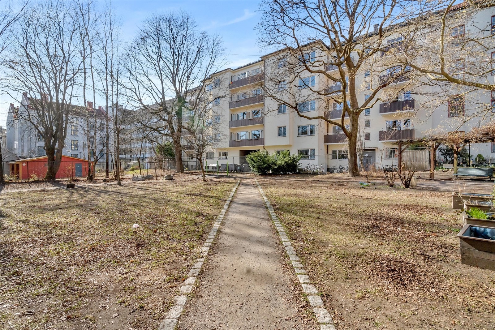 Området rundt preges av flott bebyggelse og flere grønne lunger. Galleribilde