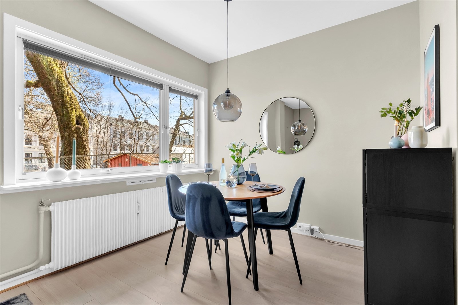 Stort vindu som slipper både lys og natur inn. Galleribilde