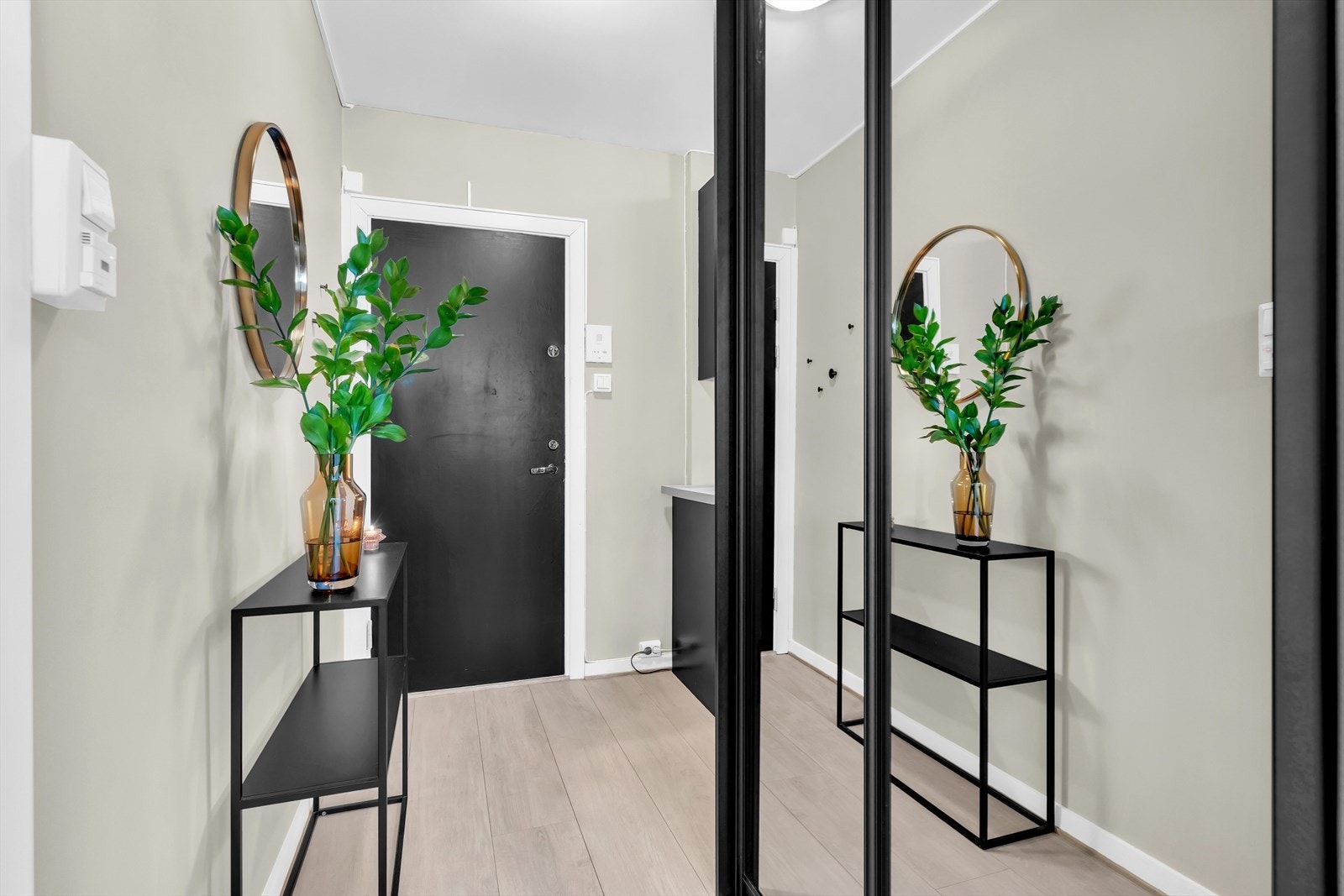 Entré med skyvedørsgarderobe. Galleribilde