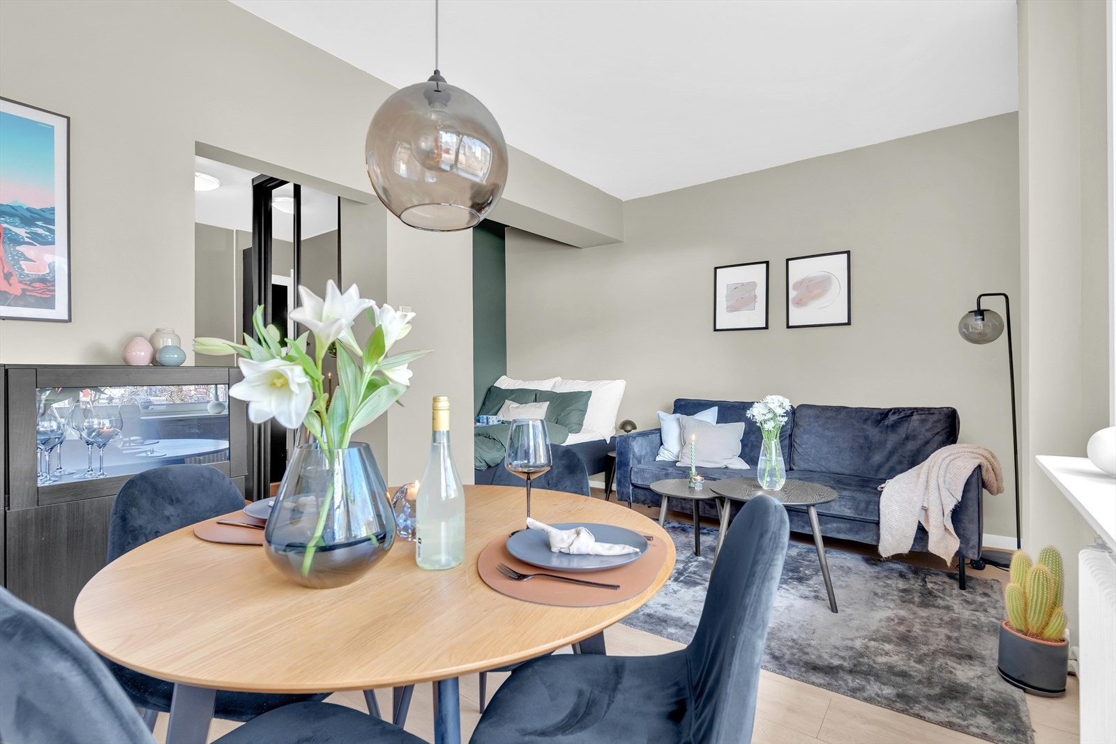 Stuen har plass til både spisestue og sofagruppe. Galleribilde