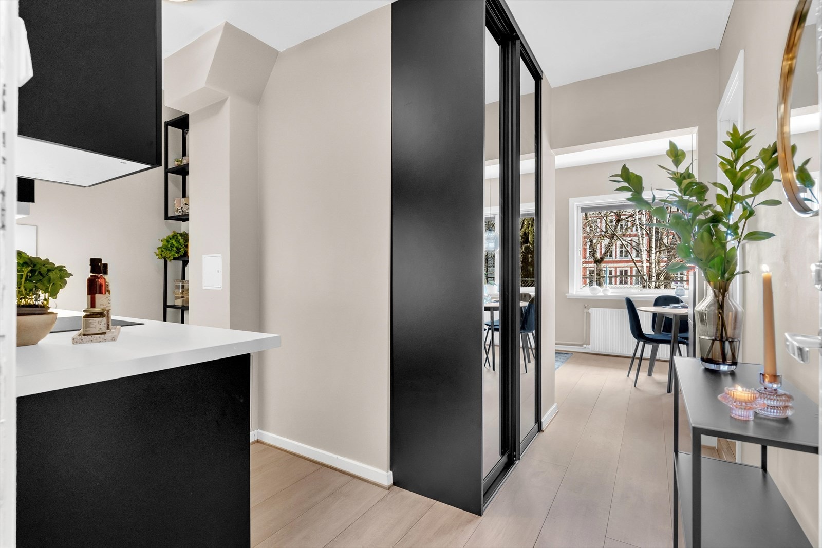 Entré tilknyttet kjøkken. Galleribilde