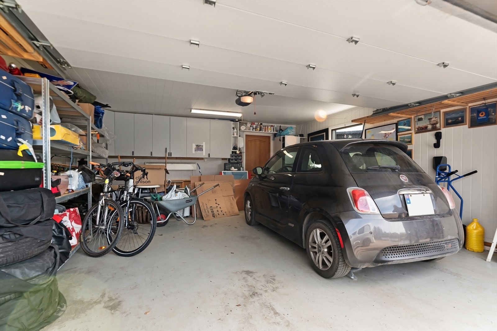 Garasje med godt med oppbevaring Galleribilde