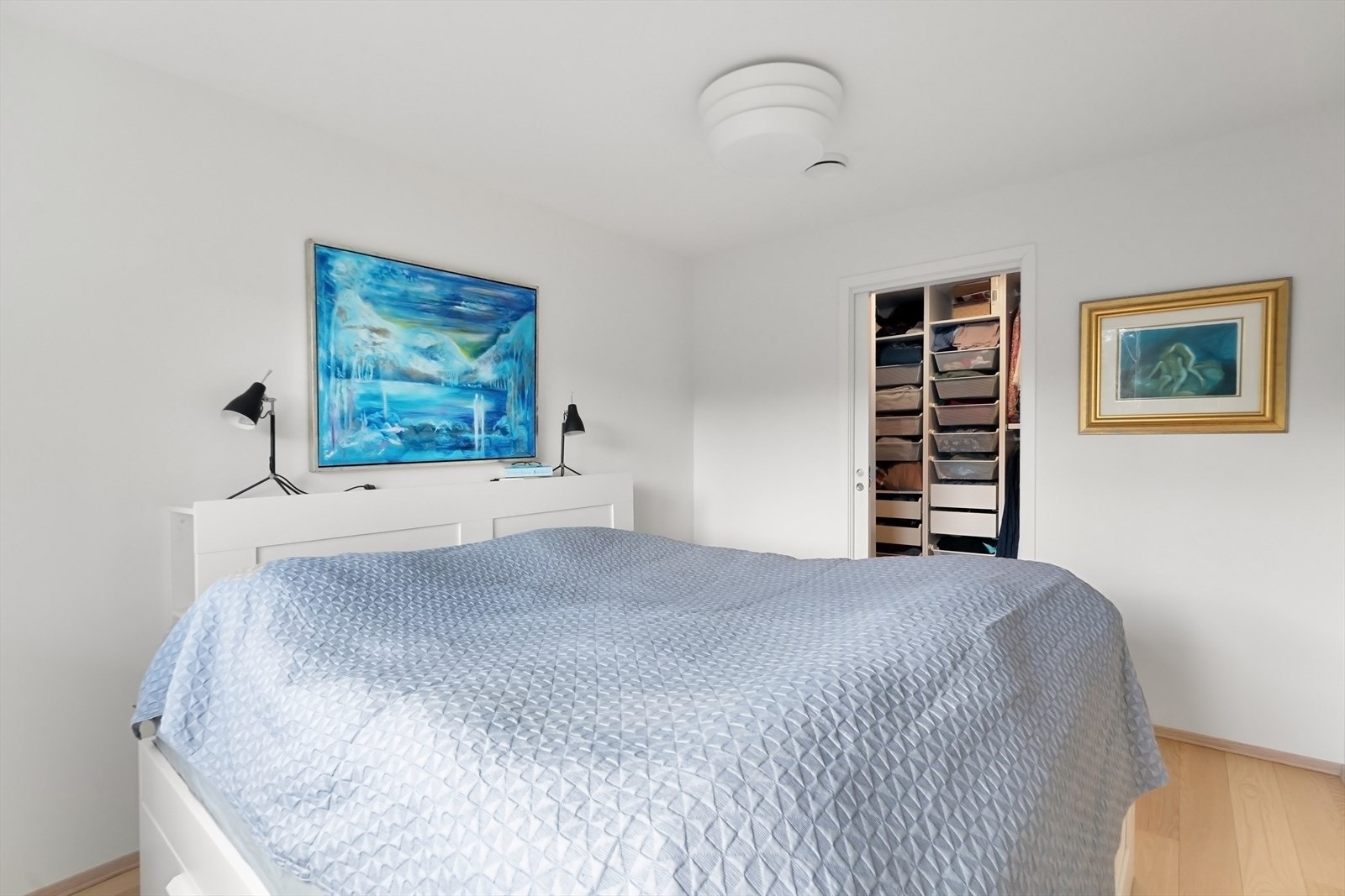 Soverom med egen walk-inn garderobe Galleribilde