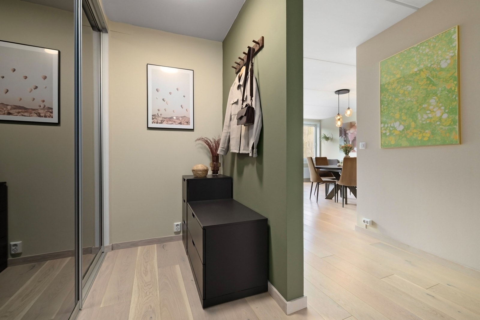 Velkommen inn! Her har du god plass til yttertøy og sko. Galleribilde