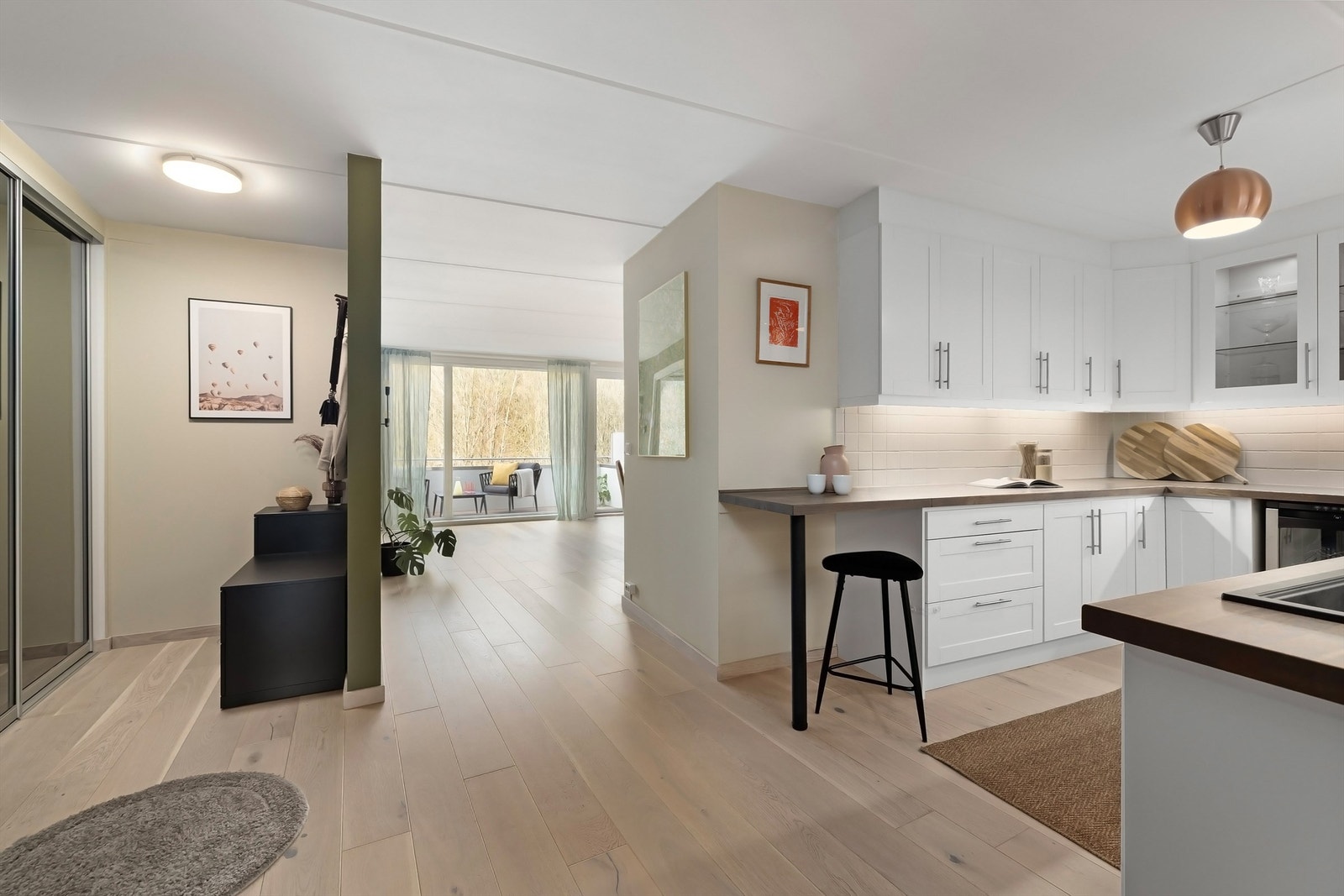 Stort og stilrent kjøkken med hvit (matt) kjøkkeninnredning og benkeplate i heltre. Galleribilde