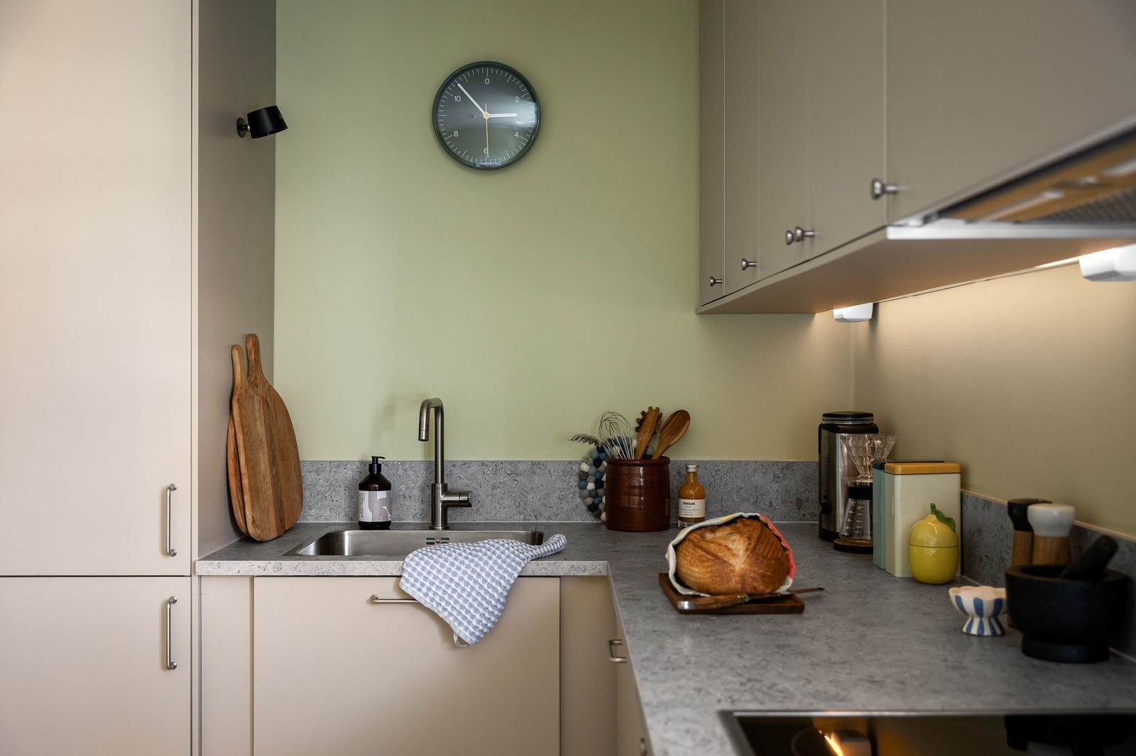 - Kjøkkenet er fra Ikea og var nytt i 2023. Det ble lagt opp ny kurs til induksjonstoppen samt flere kontakter av Sagene Elektro AS - Galleribilde