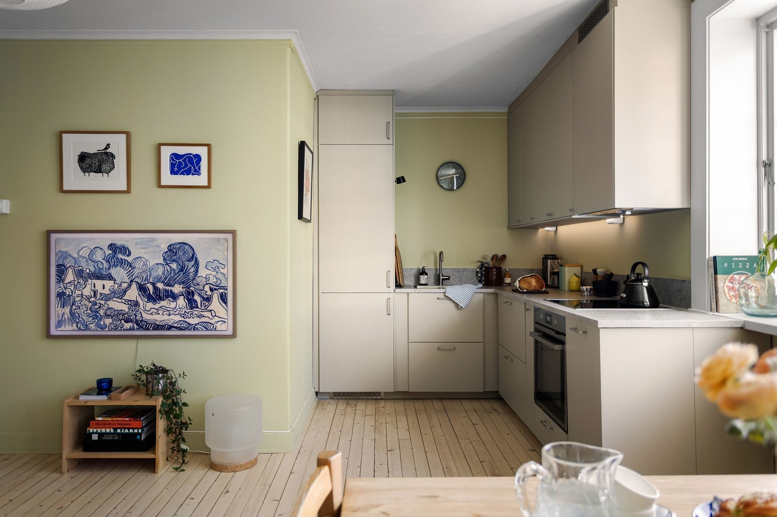 - Leiligheten holder en gjennomgående fin standard og oppleves velholdt og innbydende - Galleribilde