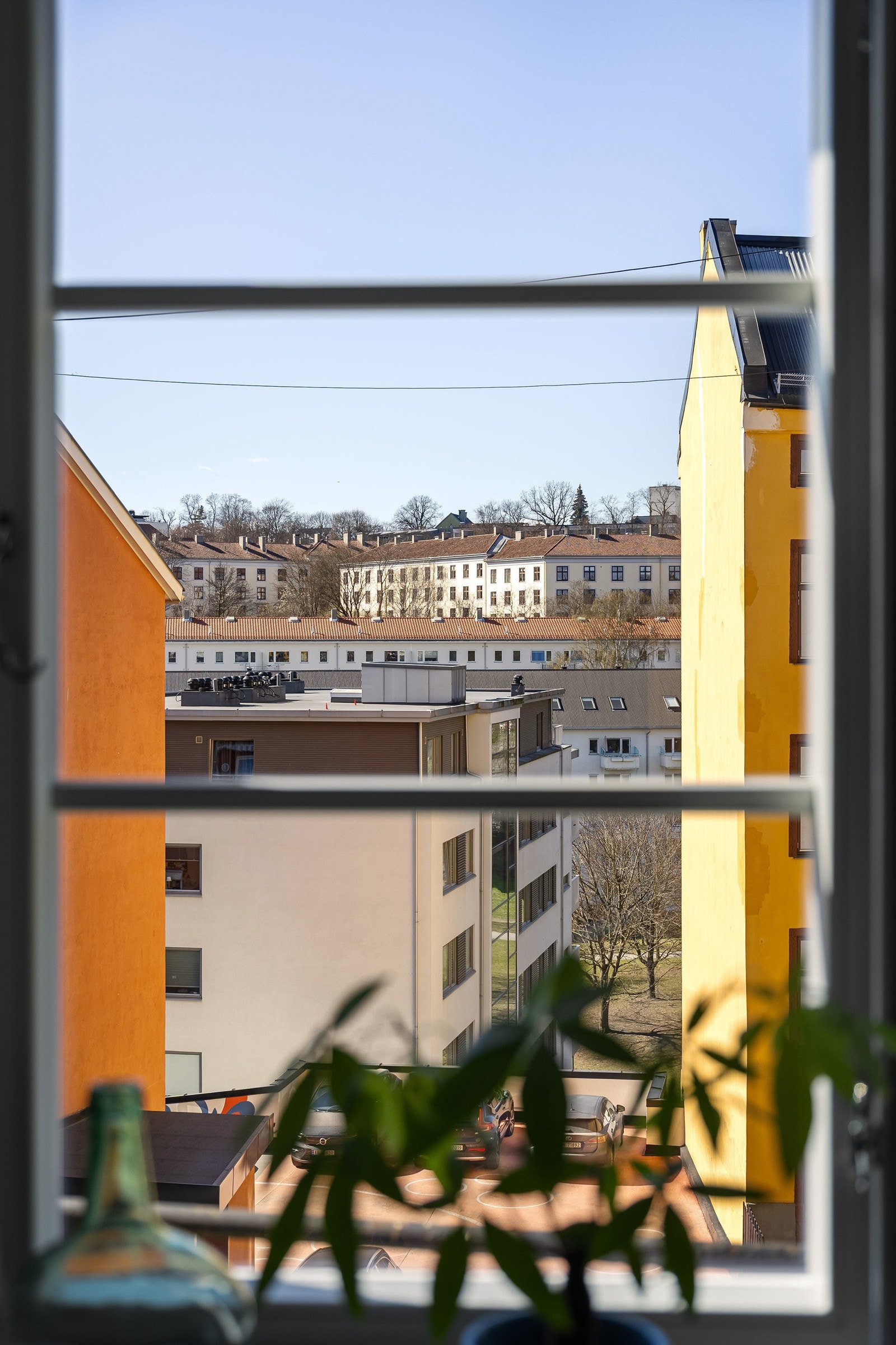 - Fra stue/kjøkken er det fint utsyn mot St.Hanshaugen. Vinduene er fra 2018 - Galleribilde