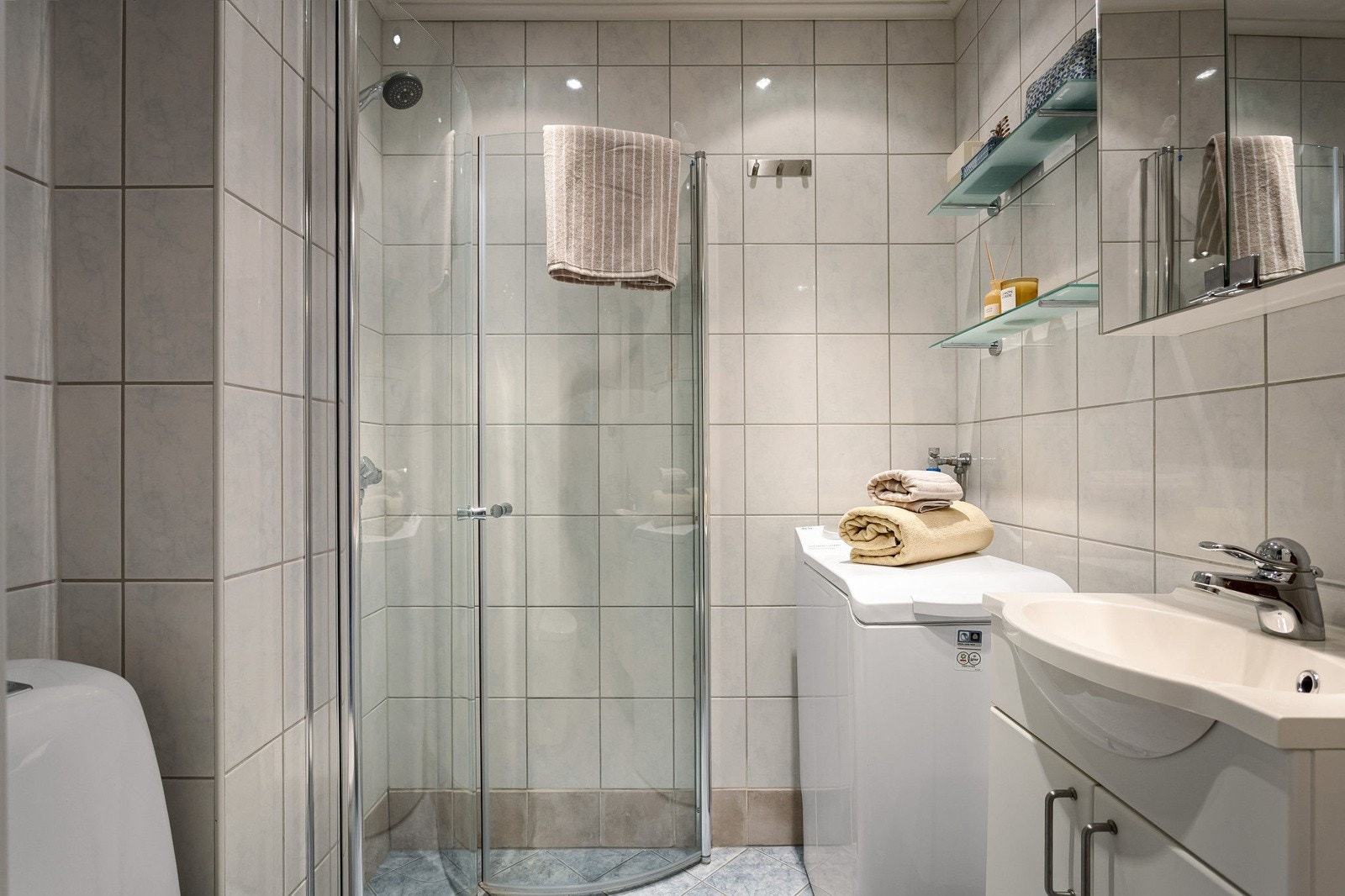 - Det ble foretatt rehabiliering av varmekabler, bytte av termostat samt nye dusjdører i august 2024 - Galleribilde