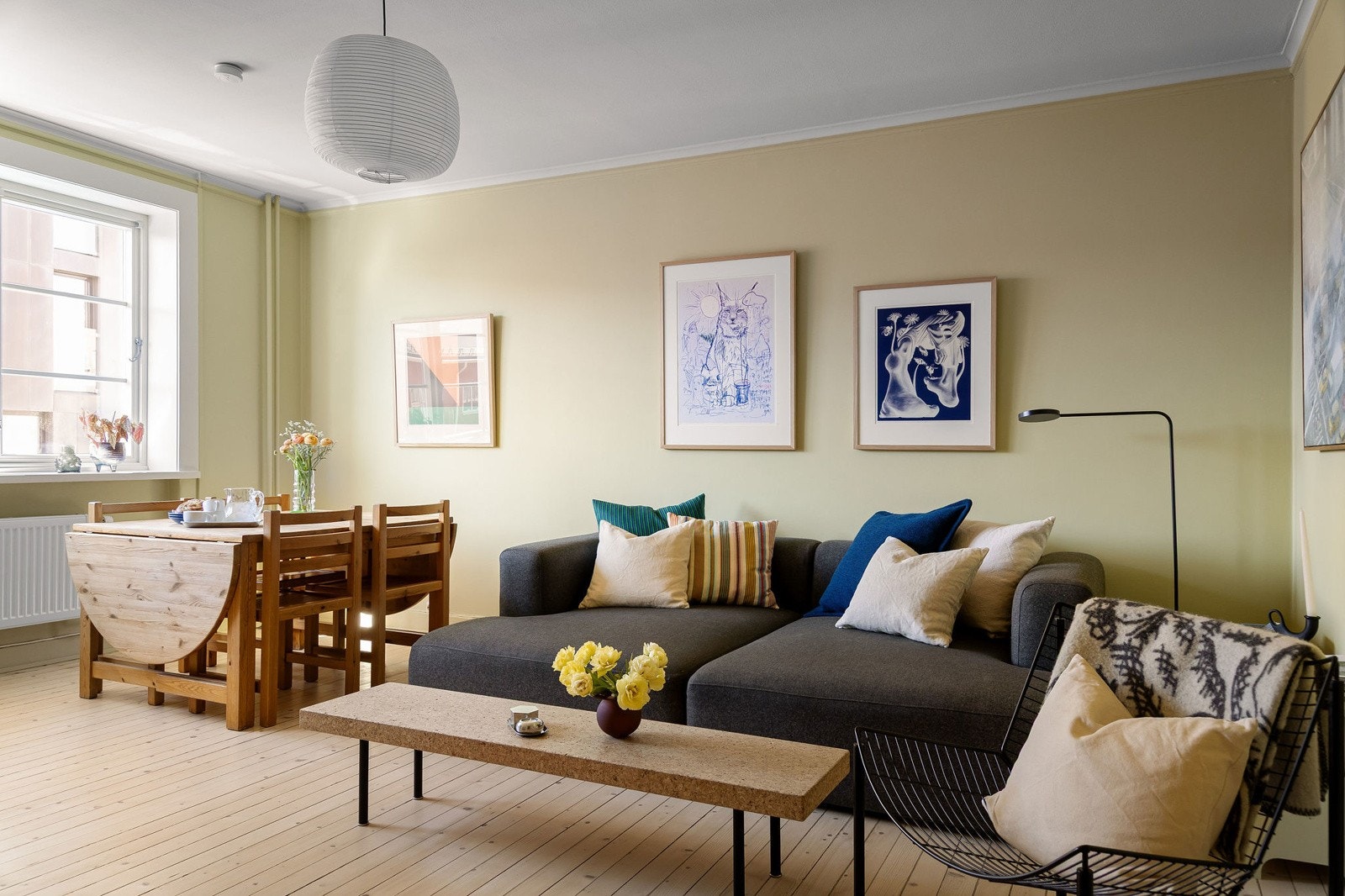 - Stuen er romslig med god plass til sofaseksjon og spisebord - Galleribilde