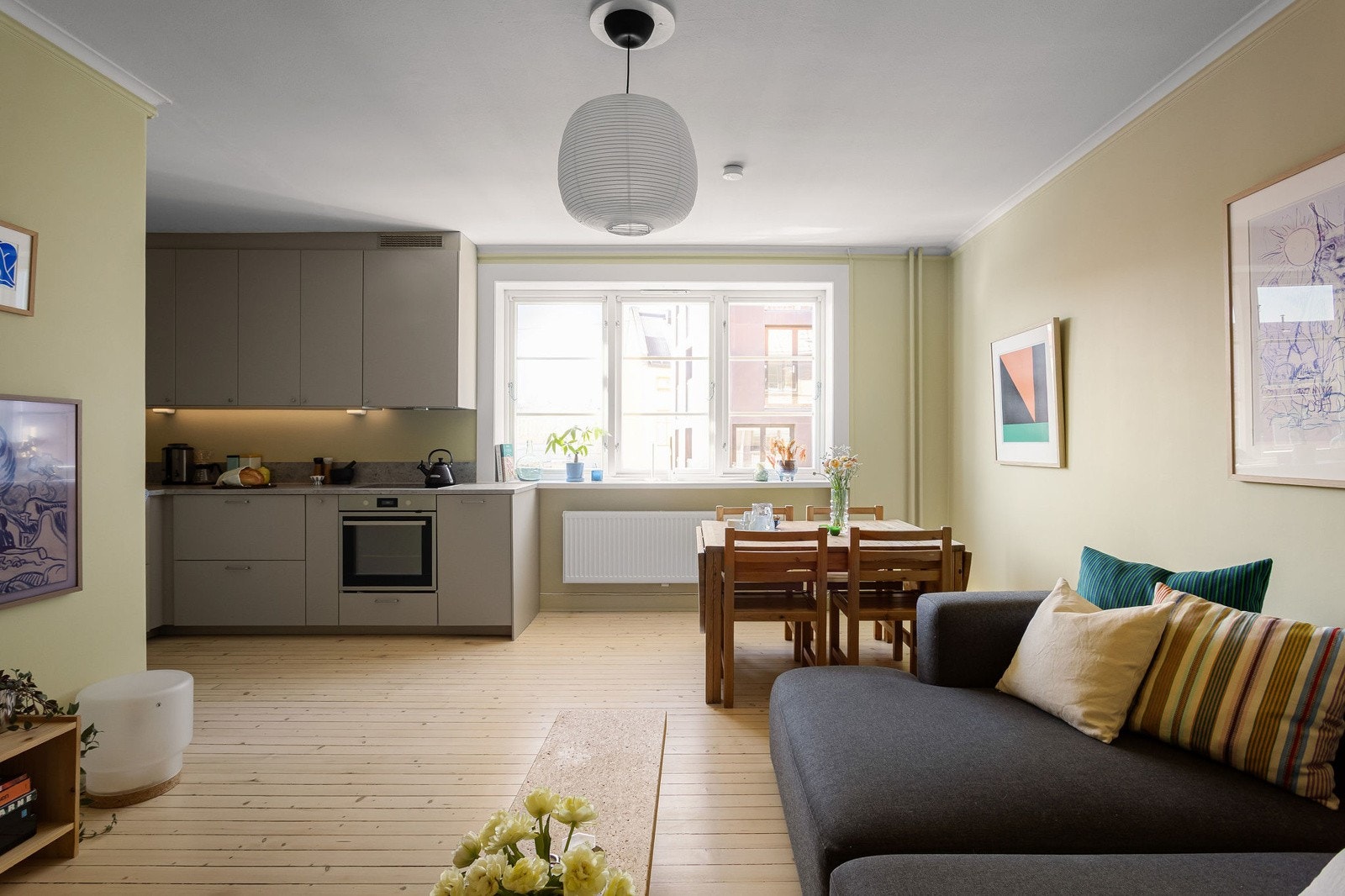 - Store vindusflater kombinert med lyse, moderne farger gir en luftig og god atmosfære - Galleribilde