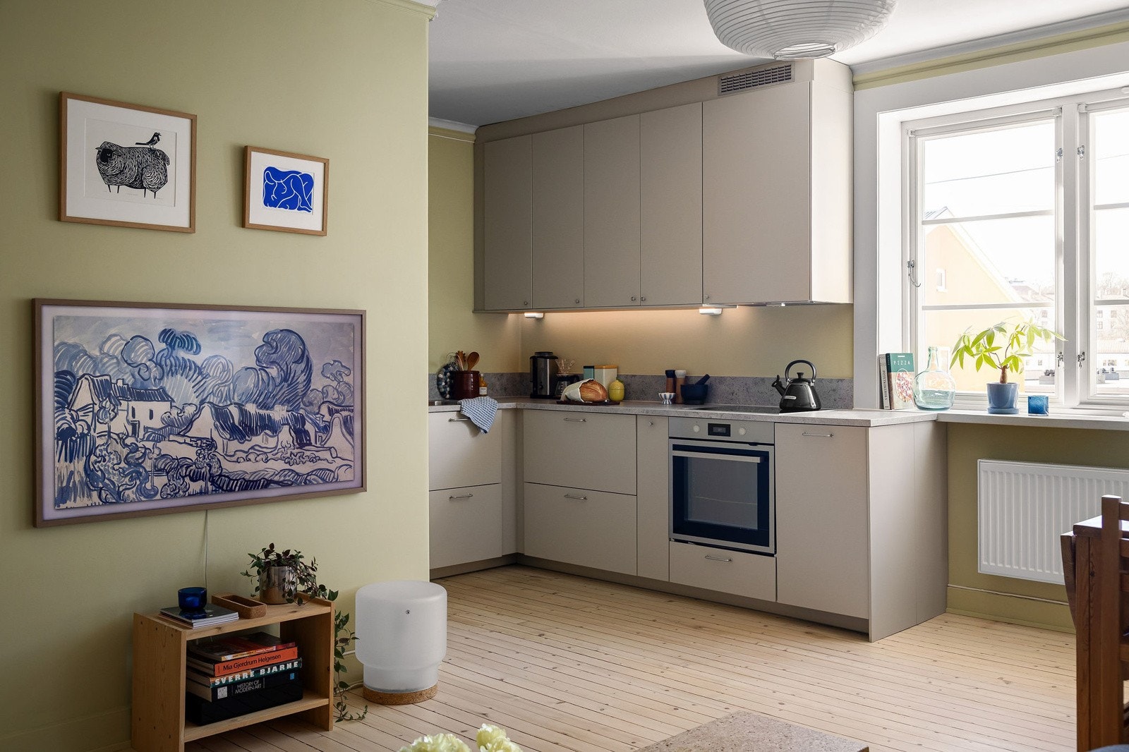 - Kjøkkenet ligger i en åpen løsning mot stuen - Galleribilde