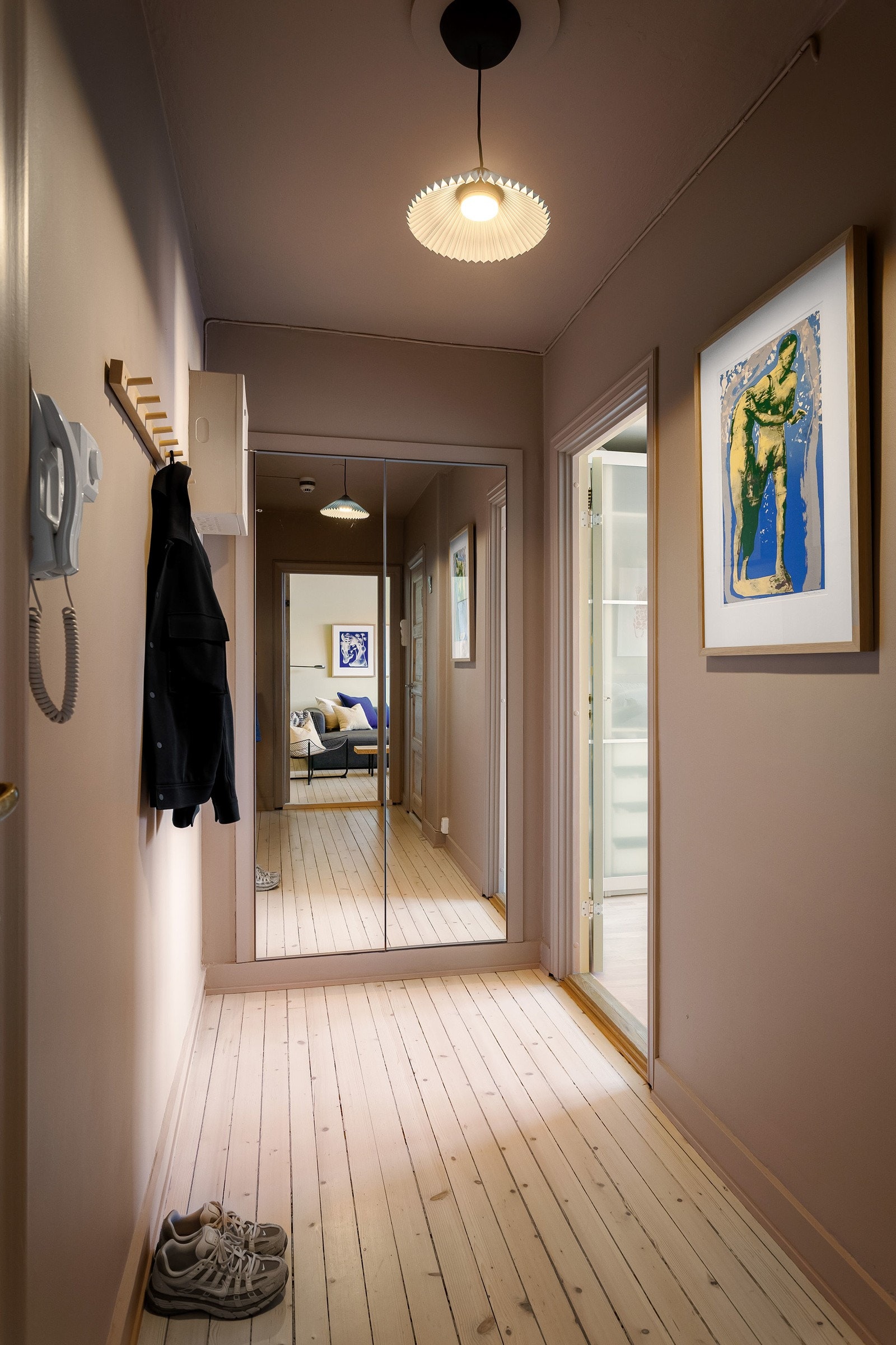 - Her er det god plass til å henge fra seg ytterklær og sko. Plassbygget kott med speilfronter gir ekstra oppbevaring - Galleribilde