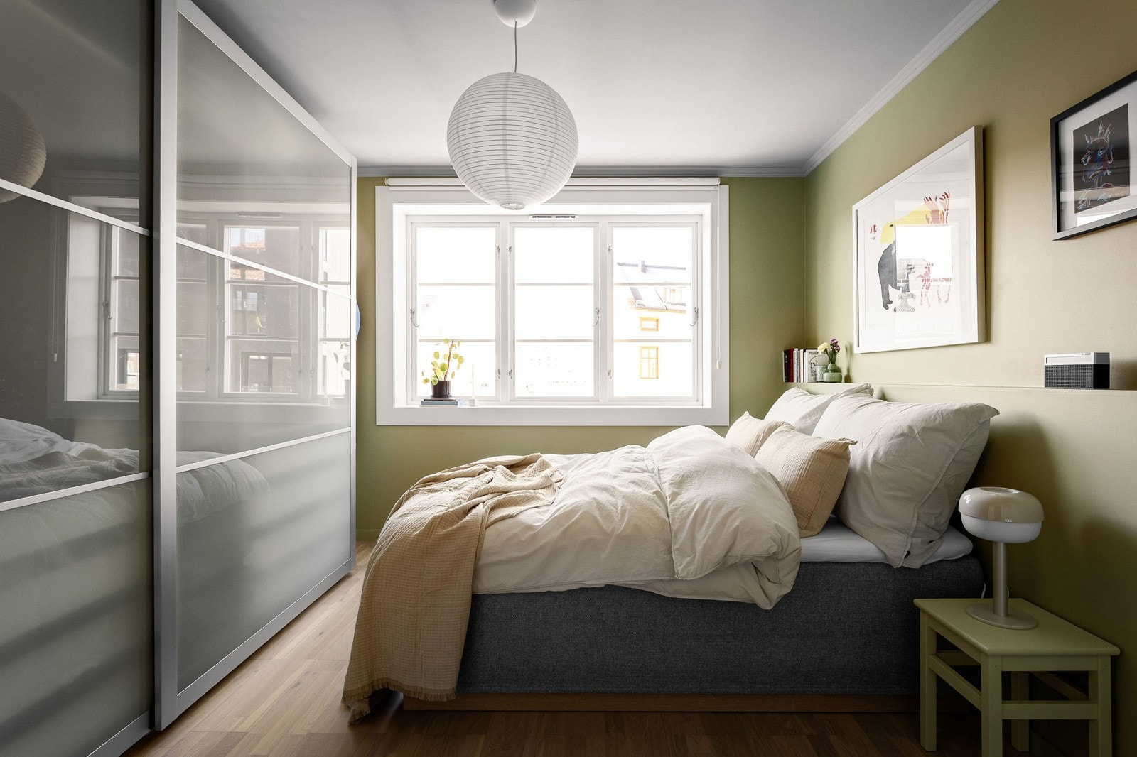 - Stort og innbydende soverom med god plass til dobbeltseng og garderobeskap - Galleribilde