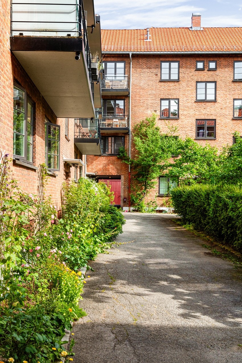 - Tomten er flott opparbeidet og skjermet for innsyn - Galleribilde