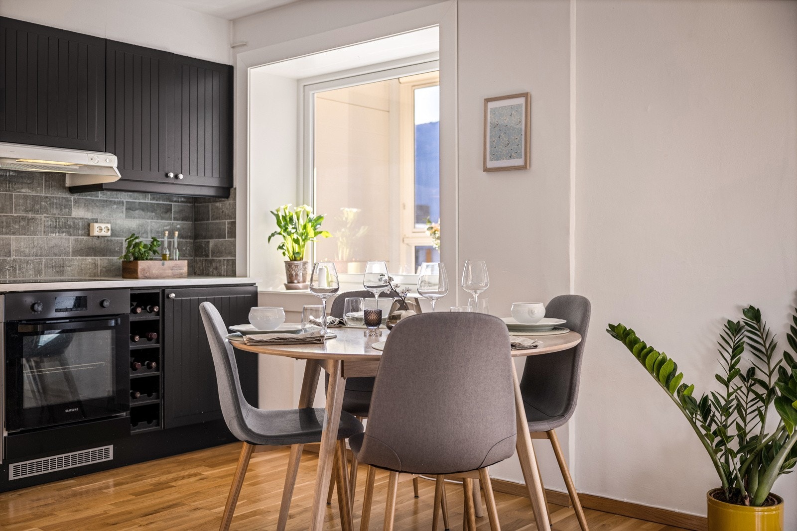 - God plass til spisestue hvor man kan samles til middag - Galleribilde