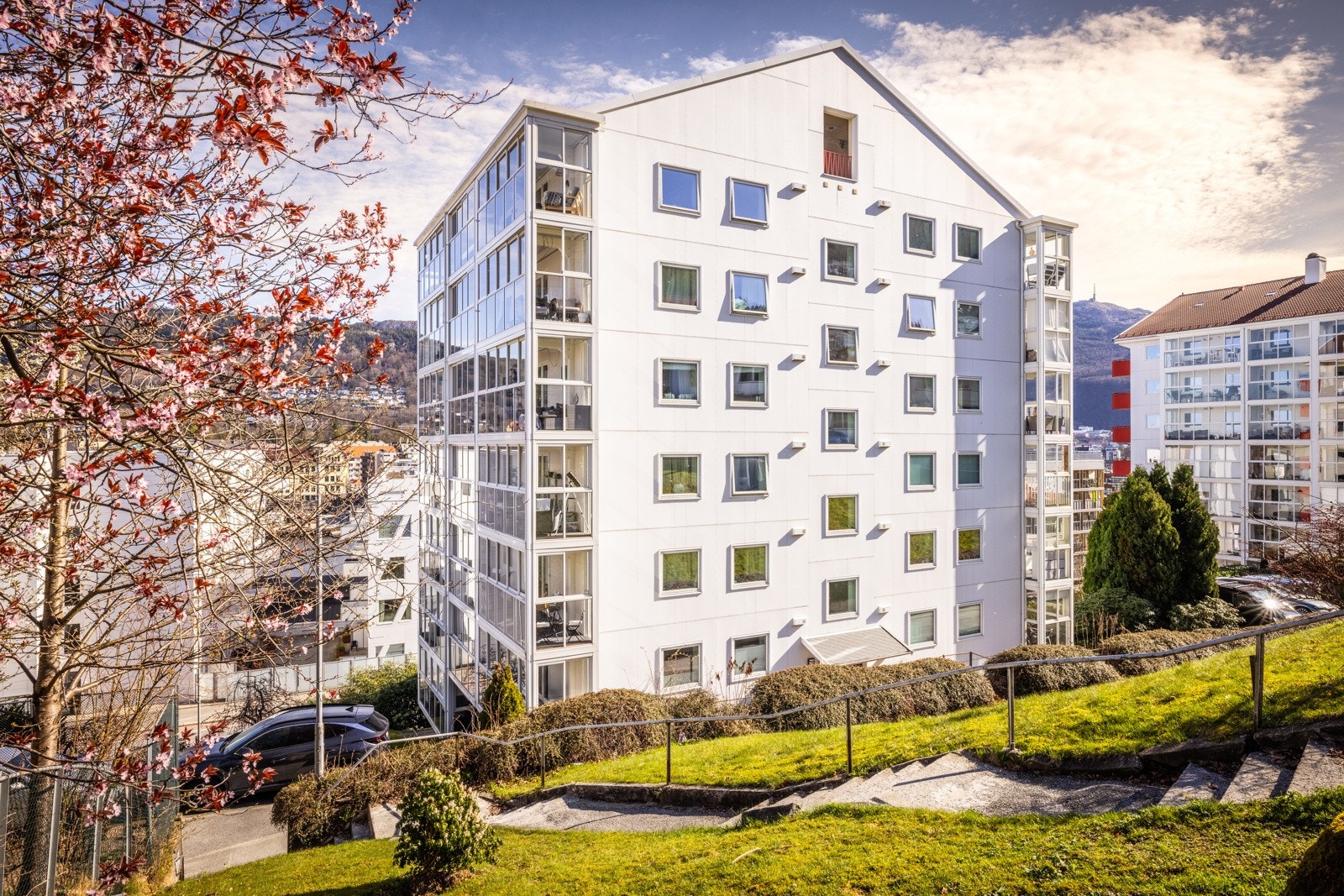 - Bygget ble i 2015/16 betydelig oppgradert med balansert ventilasjon, nye balkonger, vinduer, fasade og etterisolering, ny heis med mer - Galleribilde