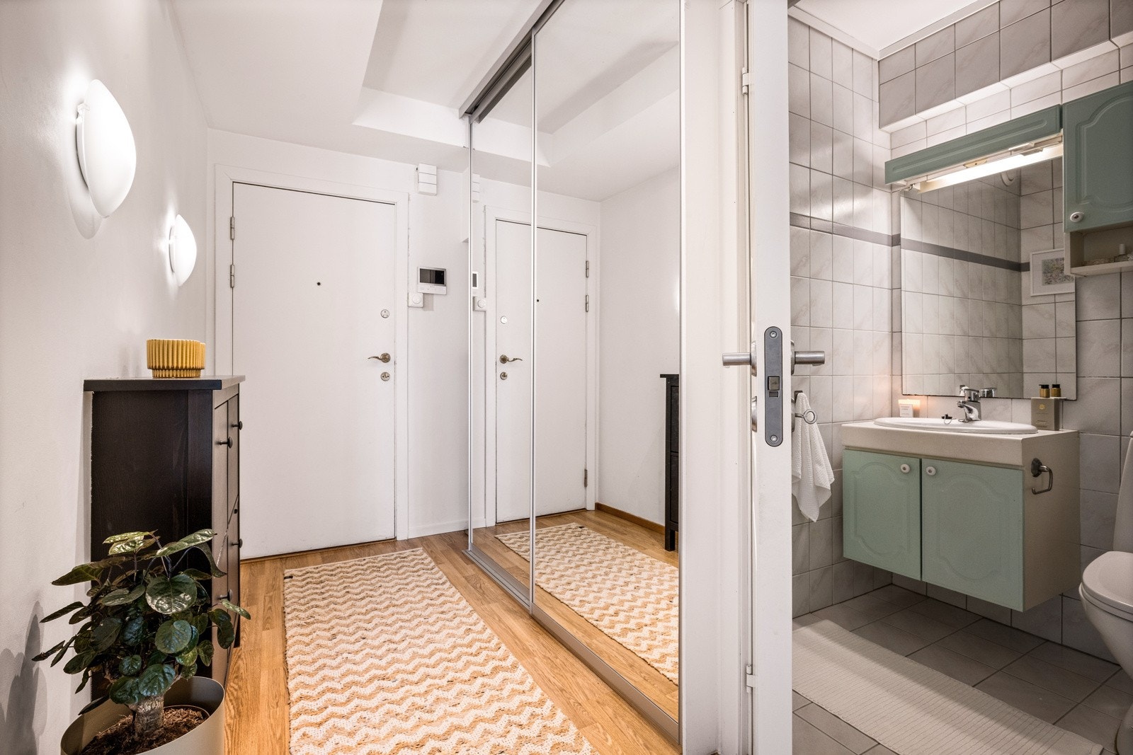 - Garderobe i entré med skyvedør for oppbevaring av sko og yttertøy, og nytt callinganlegg med kamera og åpner til gatedør - Galleribilde
