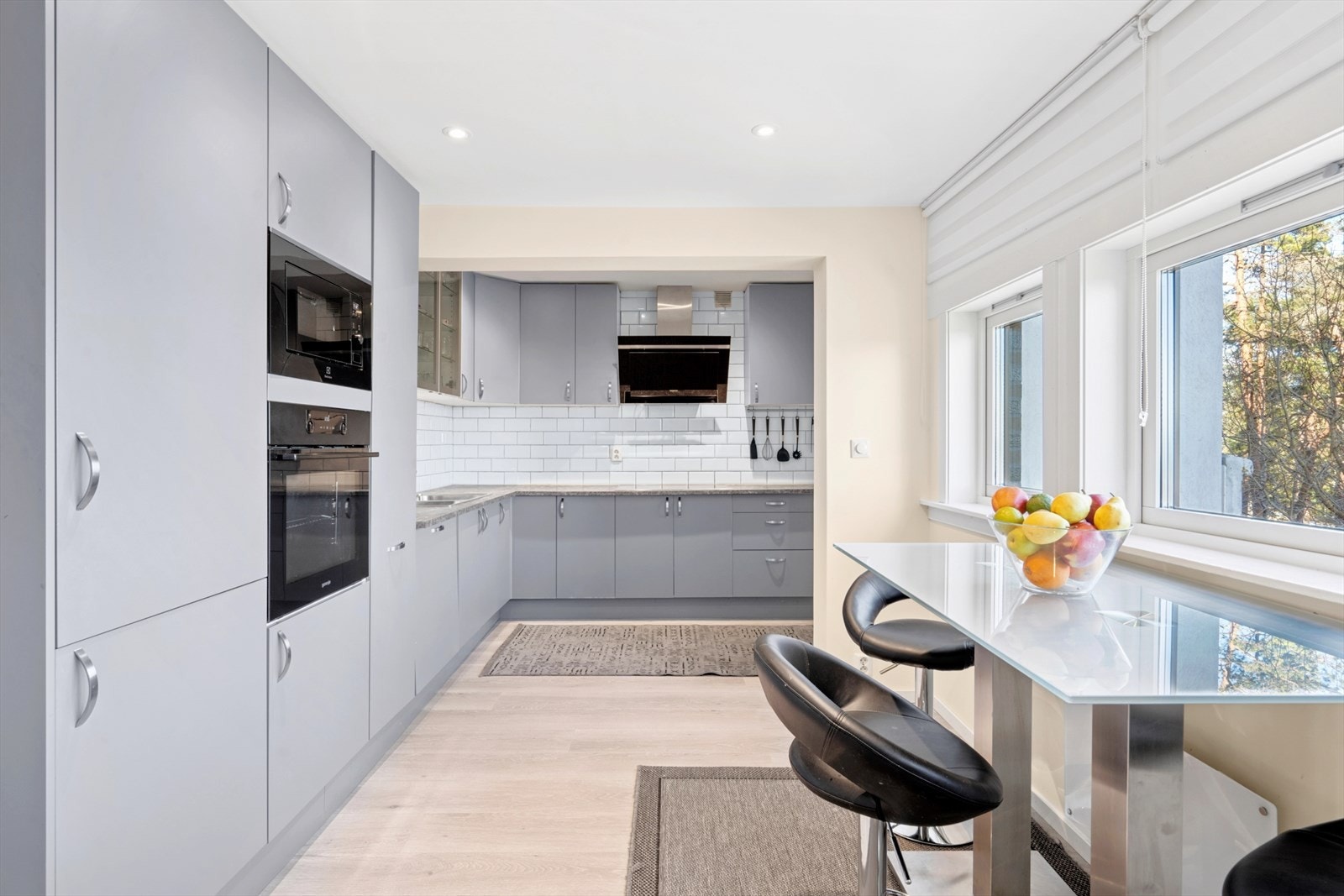 Kjøkkenet har god plass til spisebord og innbyr til mange hyggelige stunder. Galleribilde