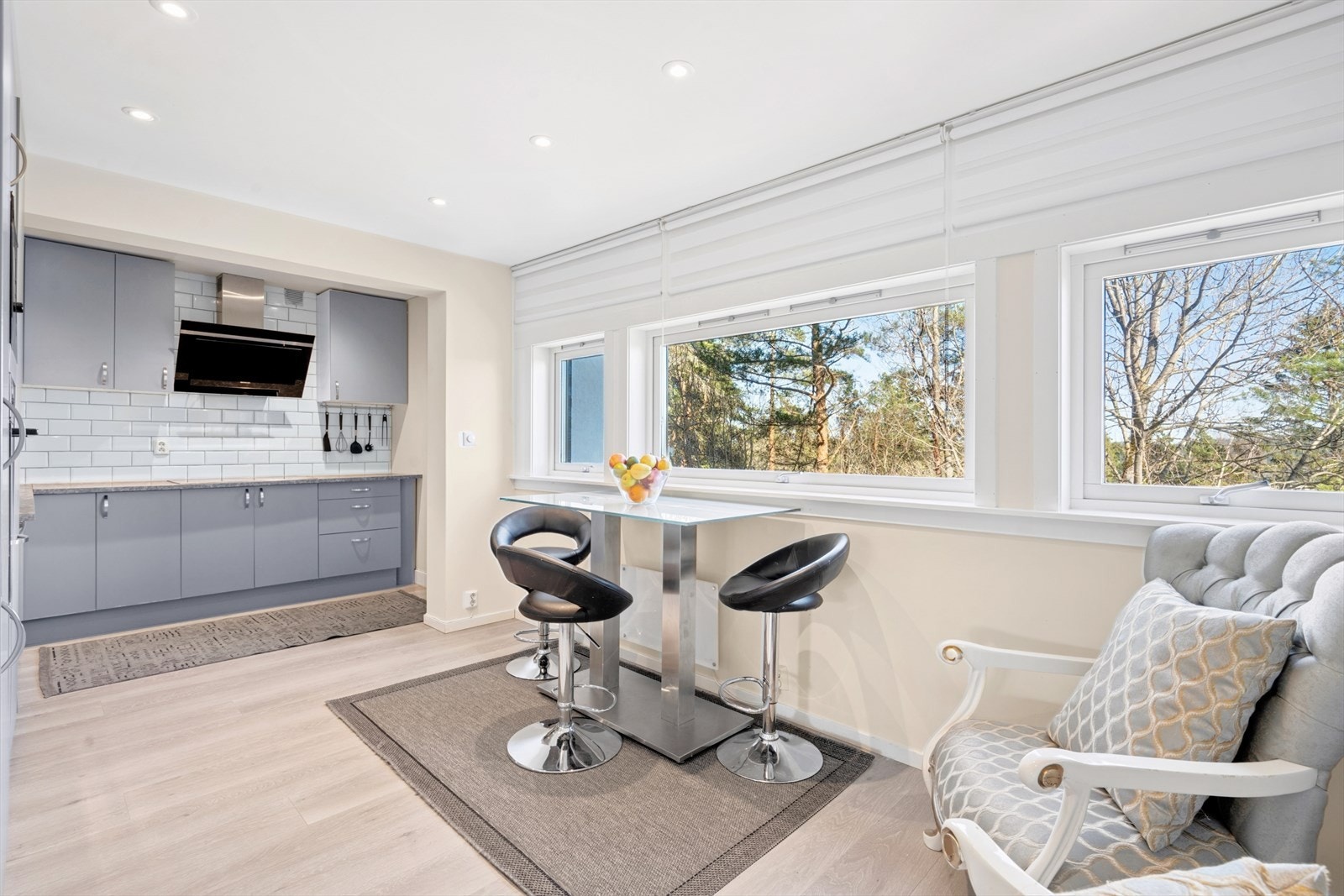 KJØKKEN | Fra stuen har du adkomst til et flott adskilt kjøkken med innredning fra 2022. Galleribilde