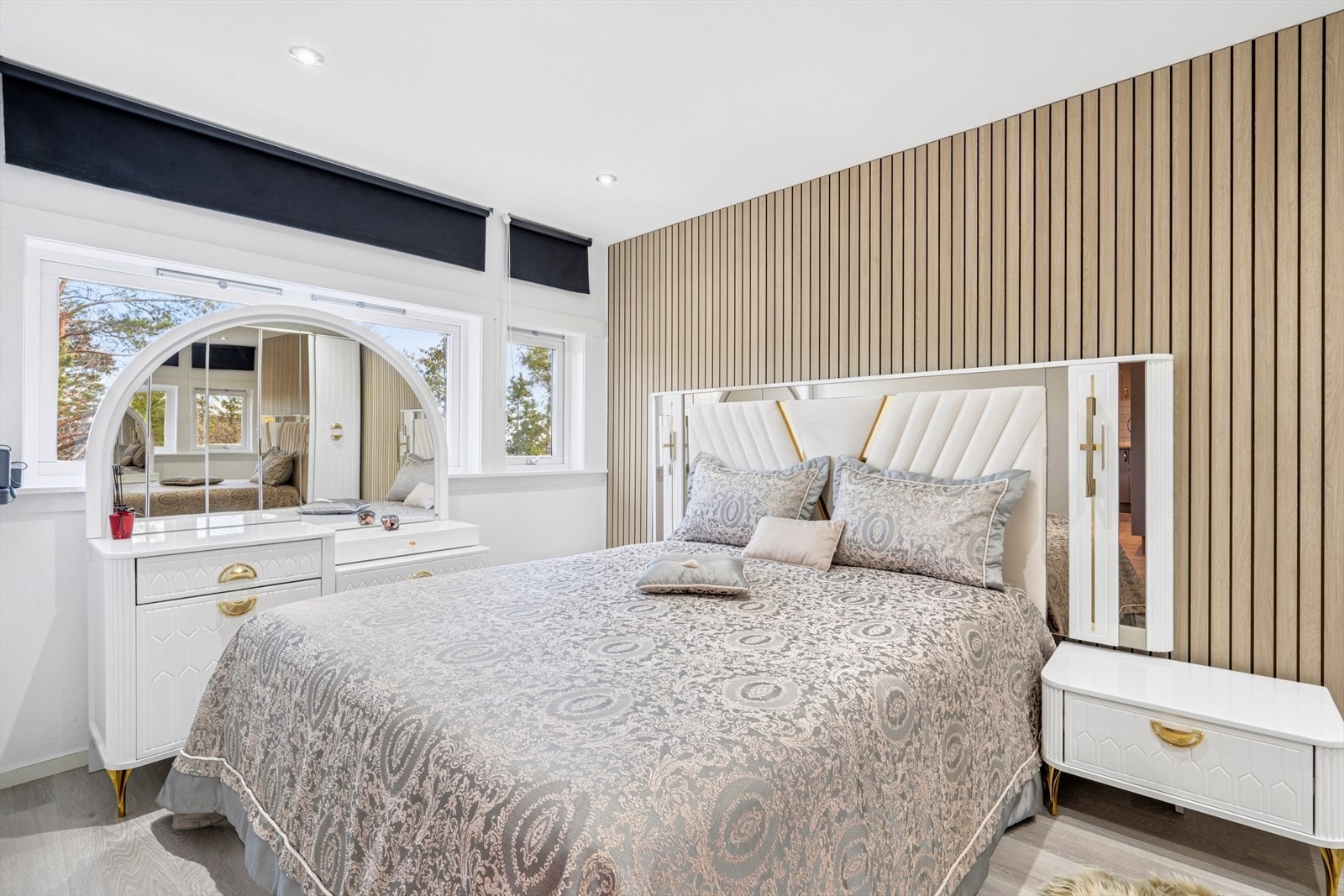 Soverommet er vendt mot marka og har store vindusflater som gir godt med naturlig lysinnslipp. Galleribilde