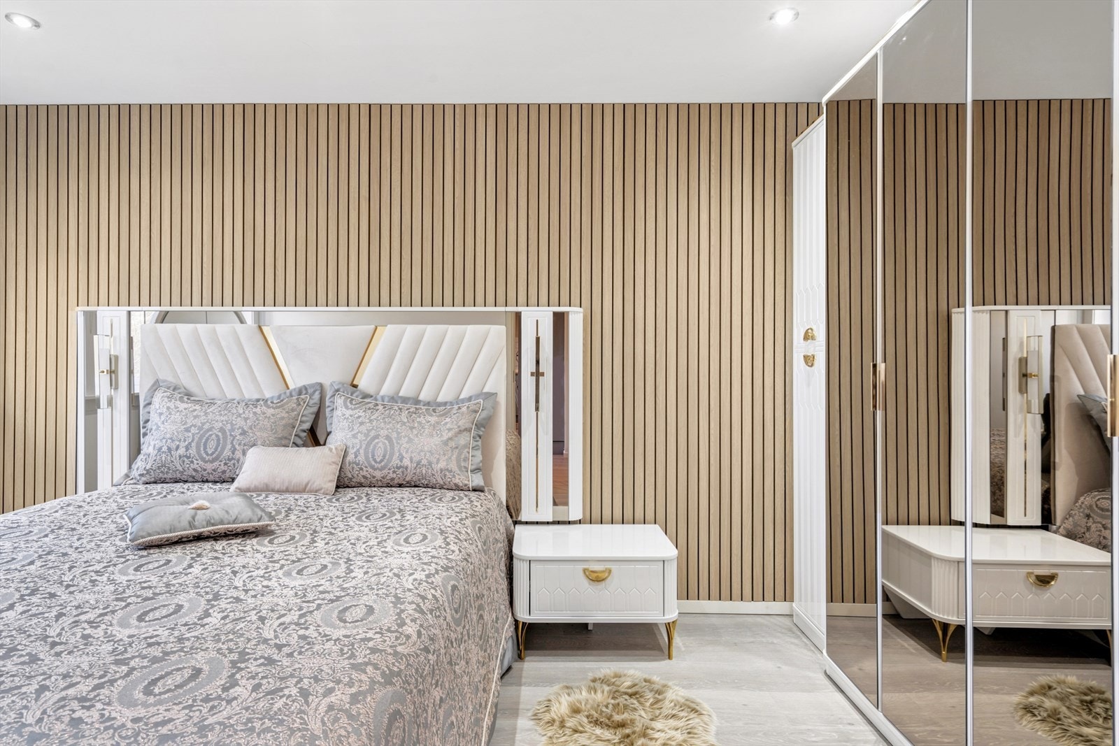 I hovedsoverommet er det plass til dobbeltseng, tilhørende møbler og praktisk garderobeskap. Galleribilde