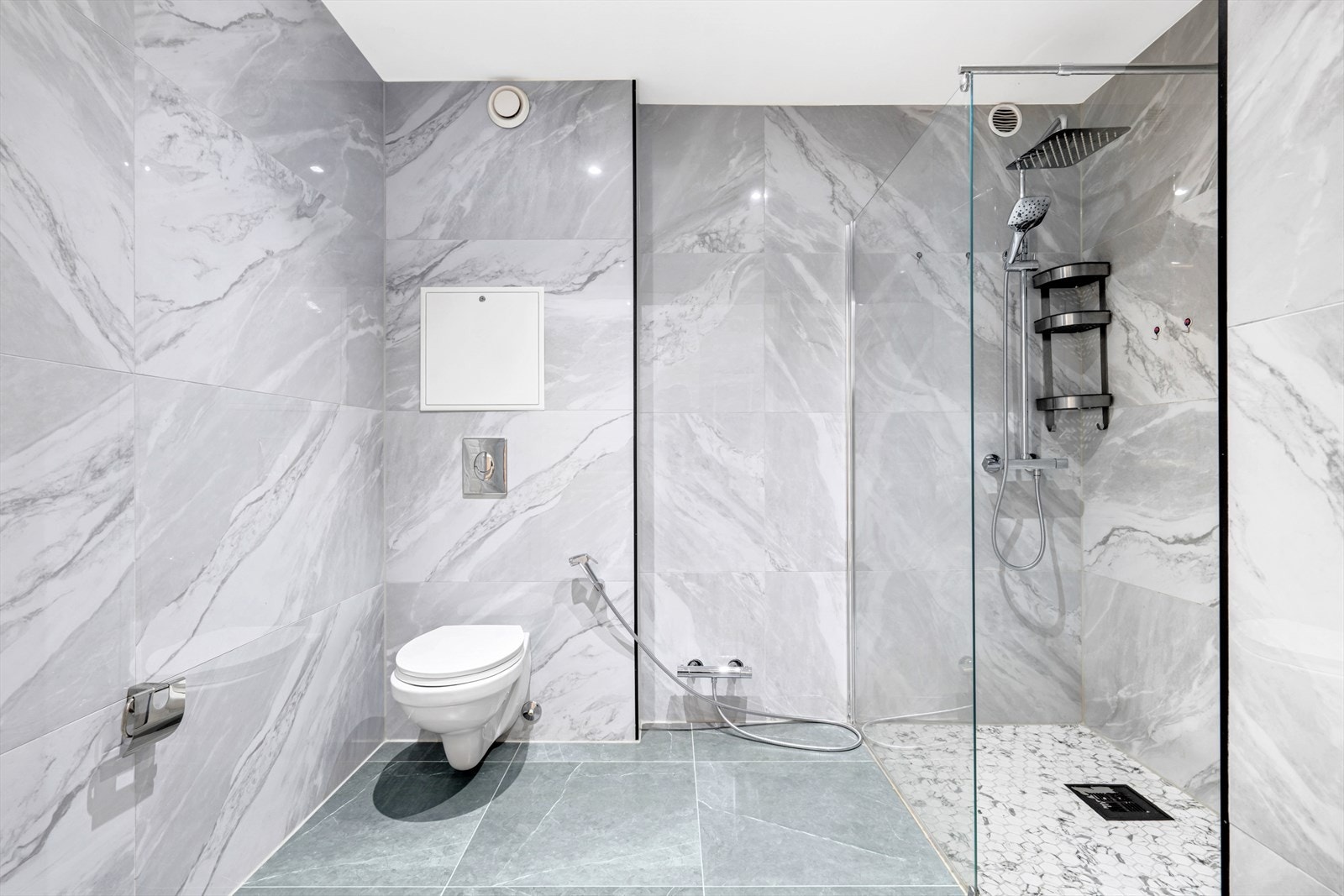 BAD 2022| Stort og pent bad oppgradert i regi av borettslaget år 2022. Badet har flislagte gulv og vegger, gulvvarme og downlights. Galleribilde