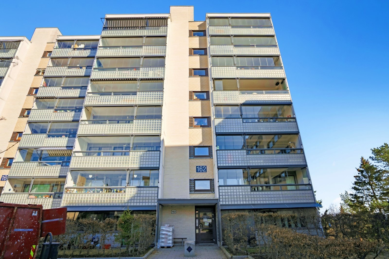 Leiligheten er i byggets 2. etasje tilhørende Svarttjern borettslag på Romsås. Leiligheten disponerer egen parkeringsplass i felles garasjehus og 2 boder på ca. 2 og 4m². Galleribilde