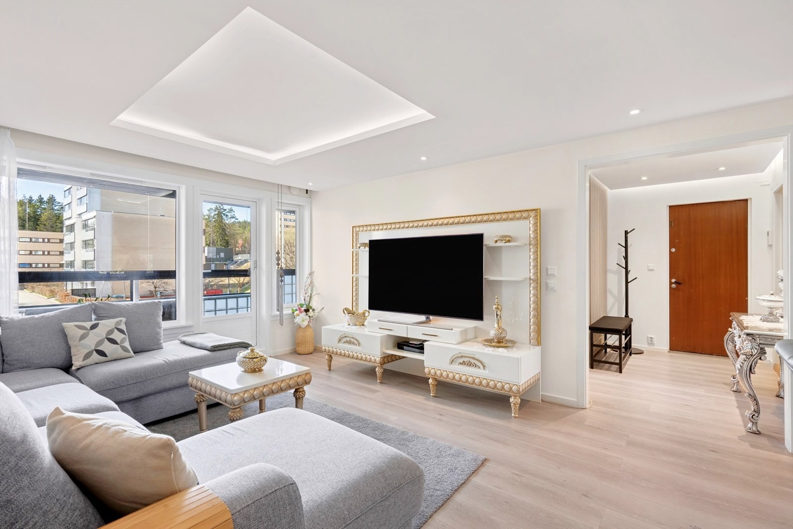 STUE | Store vindusflater slipper inn rikelig med naturlig lys og byr en god atmosfære. Galleribilde